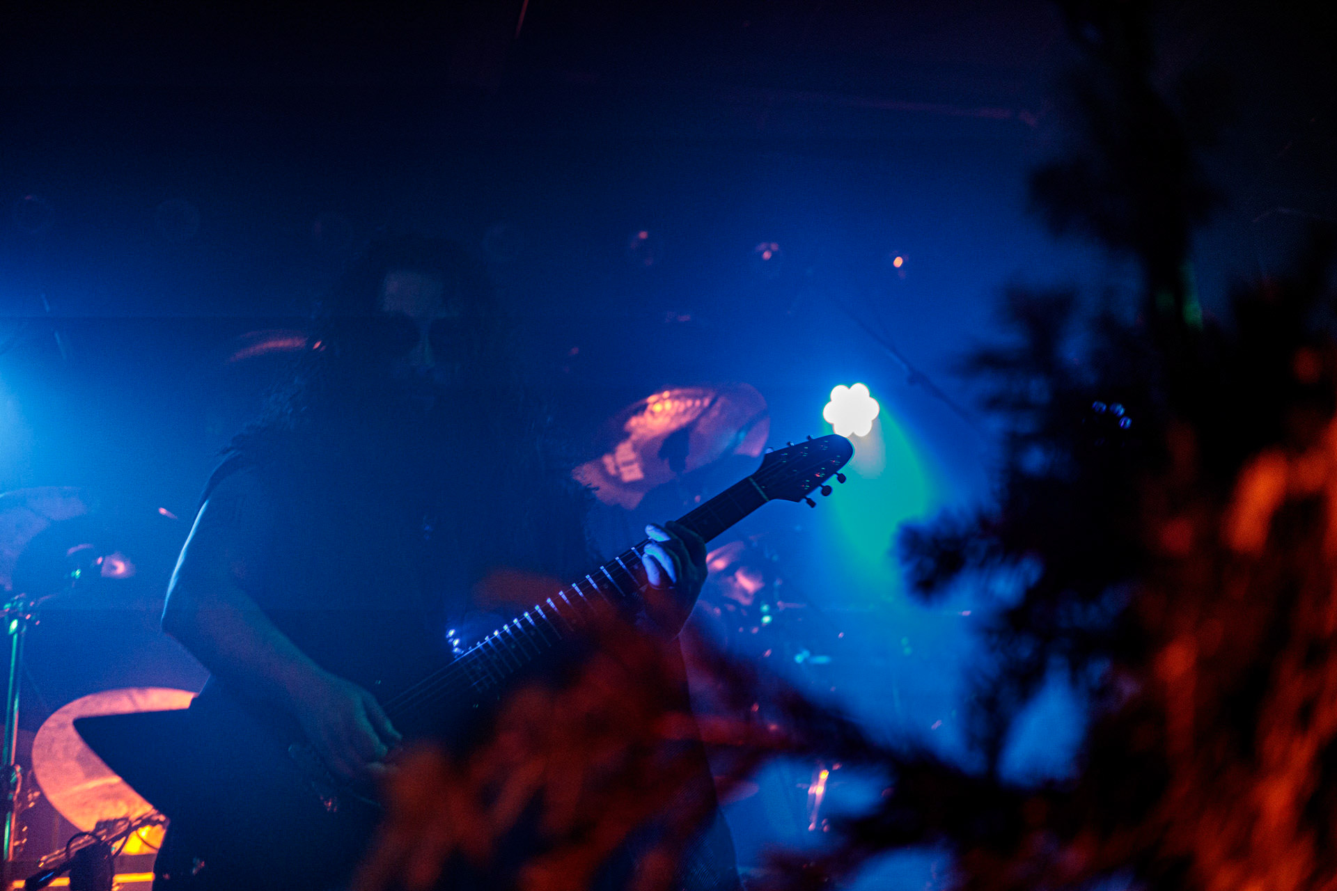 21.10.2022 𝗪𝗢𝗟𝗩𝗘𝗦 𝗜𝗡 𝗧𝗛𝗘 𝗧𝗛𝗥𝗢𝗡𝗘 𝗥𝗢𝗢𝗠 - klimatyczny black metal,  zespół braci Nathana i Aarona Weaverow. Powstal w 2002 roku w Olympia w stanie Waszyngton.  W amerykanskim sercu natury, gor, lasow i jezior, przyroda przeklada sie na atmosfere muzyki WITTR, w ktorej poza blackowymi, jest miejsce na elementy transowe i ambientowe. Wolves In The Throne Room gra bez makijazy, bez kapturow i masek, przy swietle plomieni, co tworzy aure swoistego muzycznego rytualu. Nathan Weaver – guitar, lead vocals,Aaron Weaver – drums, bass, synthesizers,Kody Keyworth – guitar, vocals, Produkcja Knock Out Productions,fot. Andrzej Wasilkiewicz/Reporter