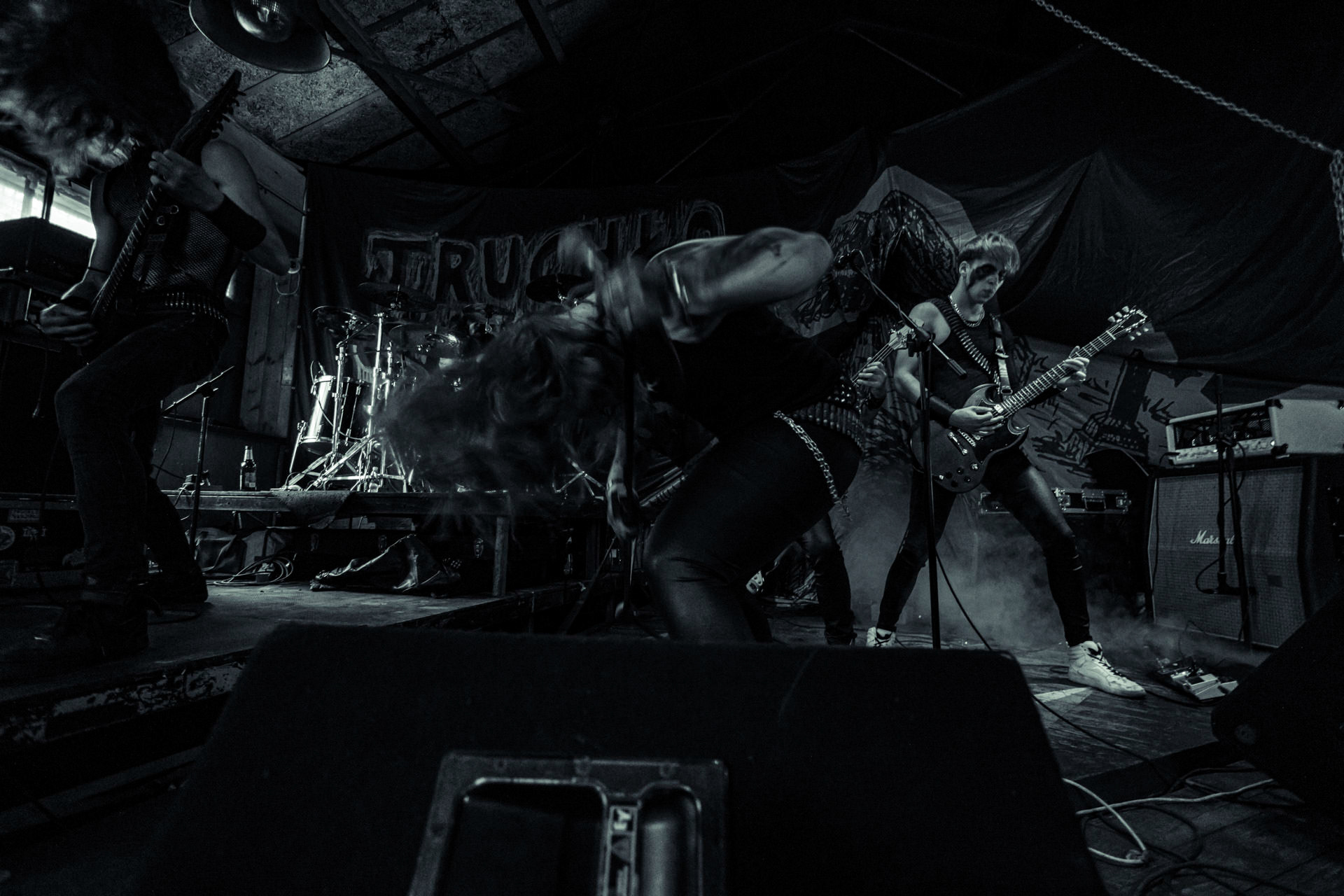 BAGNO (oldschool black/death)w składzie:Krzysiek - wokalKuba - gitaraThrasher - gitara Kacper - bassMaciek - garyDestrukcja i zgnilizna, wszystko czego nie chcesz usłyszeć a i tak się pojawisz, Druga fala dobrej muzy z Rzeszowa, bo pierwsza skończyła się w latach 90.Produkcja Left Hand Soundsfot. Andrzej Wasilkiewicz/kaziq.com