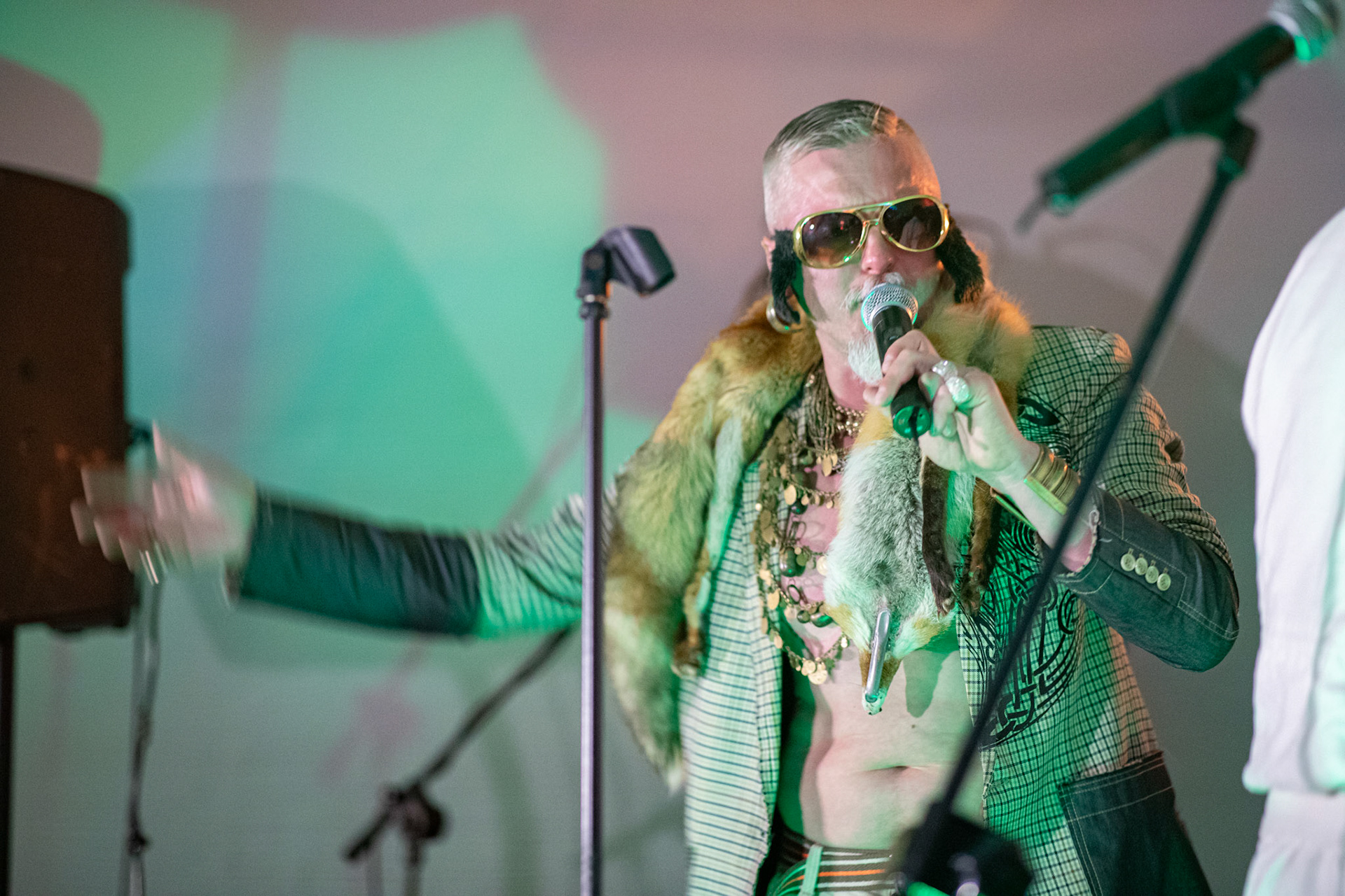 The Novorodkens, koncert w Warszawie, Dj Szneptuch – szczebiot czołowy, bas, chórki, sample, batuta i szpicrutaMagister Hitler – bas, wokaliza, chórki, gitara rytmiczna, najebkaDoktor PajHIVo – bębny, bongosy, gitara solowa, umiejętności wokalne, chórkiProfesor Gówniarz – lewizna wokalna, zwięzła i chóralna, wyprowadzanie ciosówProdziekan Pinglarz – uprawomocniony głos ścisły tudzież kantor, cytaty z brewiarzaInżynier Królewicz – gitara rytmiczna, solowa, przypowieści, świergoty i treleDocent Niedziwara – melodyka, chórki, kwilenia i jęki, odczynianie uroków, gusłaMrówka - perkusja,Hacrmistrz Gruczoł – walka z upośledzeniem, choreografia i obsługa gastronomiczna