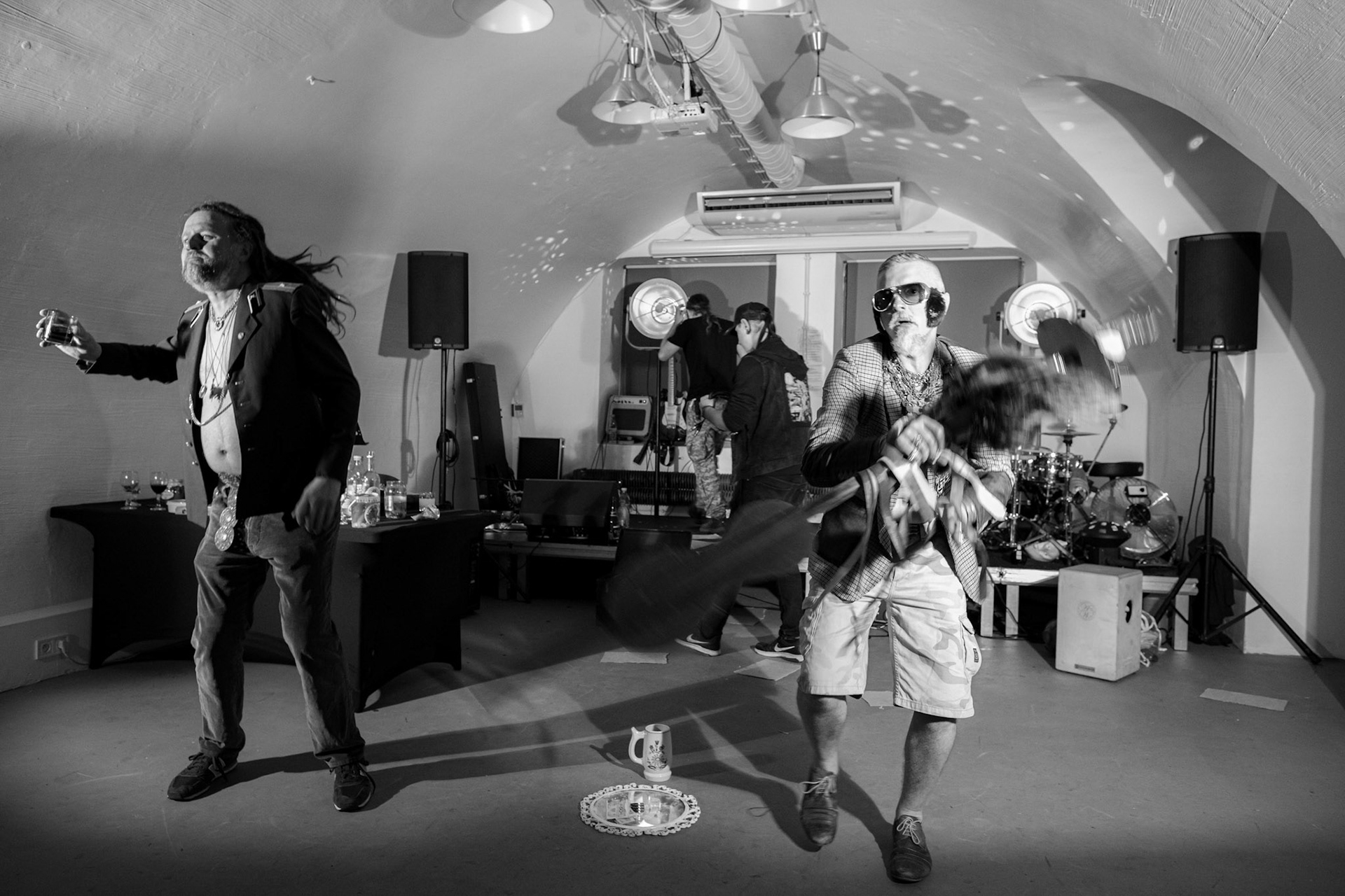 The Novorodkens, koncert w Warszawie, Dj Szneptuch – szczebiot czołowy, bas, chórki, sample, batuta i szpicrutaMagister Hitler – bas, wokaliza, chórki, gitara rytmiczna, najebkaDoktor PajHIVo – bębny, bongosy, gitara solowa, umiejętności wokalne, chórkiProfesor Gówniarz – lewizna wokalna, zwięzła i chóralna, wyprowadzanie ciosówProdziekan Pinglarz – uprawomocniony głos ścisły tudzież kantor, cytaty z brewiarzaInżynier Królewicz – gitara rytmiczna, solowa, przypowieści, świergoty i treleDocent Niedziwara – melodyka, chórki, kwilenia i jęki, odczynianie uroków, gusłaMrówka - perkusja,Hacrmistrz Gruczoł – walka z upośledzeniem, choreografia i obsługa gastronomiczna