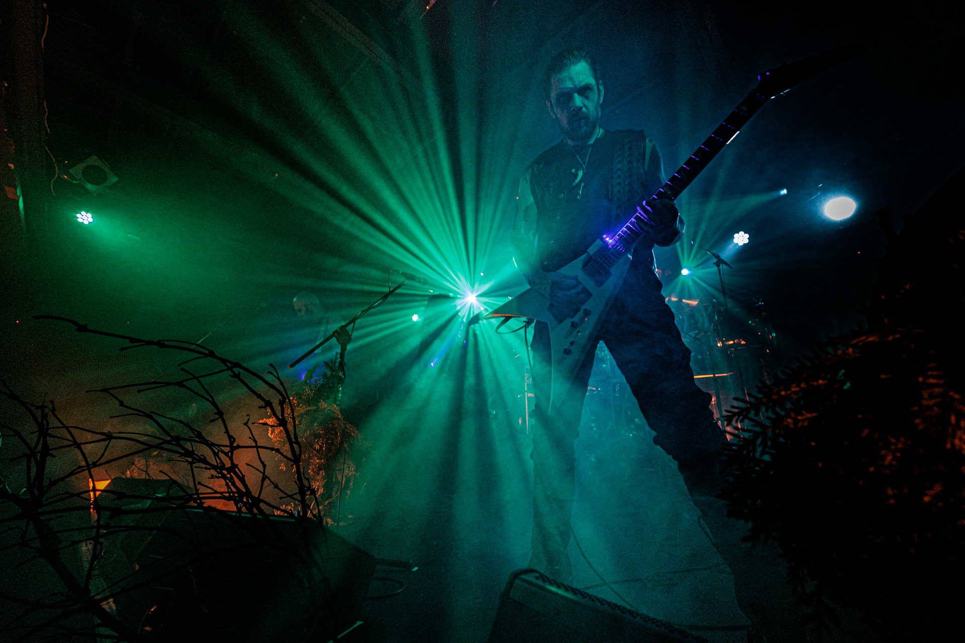 21.10.2022 𝗪𝗢𝗟𝗩𝗘𝗦 𝗜𝗡 𝗧𝗛𝗘 𝗧𝗛𝗥𝗢𝗡𝗘 𝗥𝗢𝗢𝗠 - klimatyczny black metal,  zespół braci Nathana i Aarona Weaverow. Powstal w 2002 roku w Olympia w stanie Waszyngton.  W amerykanskim sercu natury, gor, lasow i jezior, przyroda przeklada sie na atmosfere muzyki WITTR, w ktorej poza blackowymi, jest miejsce na elementy transowe i ambientowe. Wolves In The Throne Room gra bez makijazy, bez kapturow i masek, przy swietle plomieni, co tworzy aure swoistego muzycznego rytualu. Nathan Weaver – guitar, lead vocals,Aaron Weaver – drums, bass, synthesizers,Kody Keyworth – guitar, vocals, Produkcja Knock Out Productions,fot. Andrzej Wasilkiewicz/Reporter