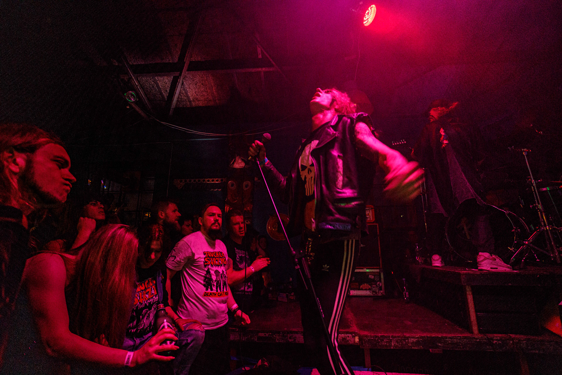 TRUCHŁO STRZYGI (black punk), Gwiezdny Demon - release show,w składzie:Gambit - wokalP. - gitara/wokalAlkatraz - gitara/wokalKaczor - garyMadness - bass/wokalPanass - bass/wokalGolem - nosferatu/wokalCzarownice - tba/wokalChłopaki z baraków polskiego metalu, rozpędzona maszyna do robienia grubego melanżu, gwiezdne trupy, kreatury obrzydlistwa i martwi decydenci podziemia. Prawdopodobnie pierwszy i ostatni raz zagrają całego Demona na żywo, a Ty mordeczko będziesz miał o czym kolegom przy wódce opowiadać.Produkcja Left Hand Soundsfot. Andrzej Wasilkiewicz/kaziq.com