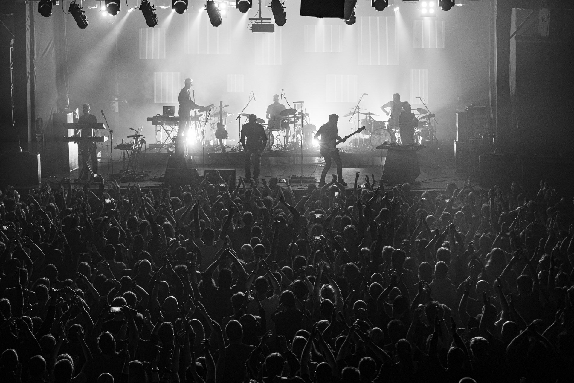 Lao Che - „Trasa Pozegnalna - No to Che”  17.11.2021 Warszawa klub Stodola.n/z Hubert „Spiety” Dobaczewski – wokal, gitara rytmiczna,n/z Rafal „Zubr” Borycki – gitara basowa,n/z Karol Gola – saksofon barytonowy, flet, instrumenty klawiszowe,n/z Filip „Wieza” Rozanski – instrumenty klawiszowe,n/z Mariusz „Denat” Denst – sampler, animacjan/z Michal „Dimon” Jastrzebski – perkusja,n/z Maciek „Trocki” Dzierzanowski – instrumenty perkusyjne,rock alternatywny, crossover, rock, metal, folk, piosenka aktorska, elektro, słuchowisko,fot. Andrzej Wasilkiewicz/REPORTER