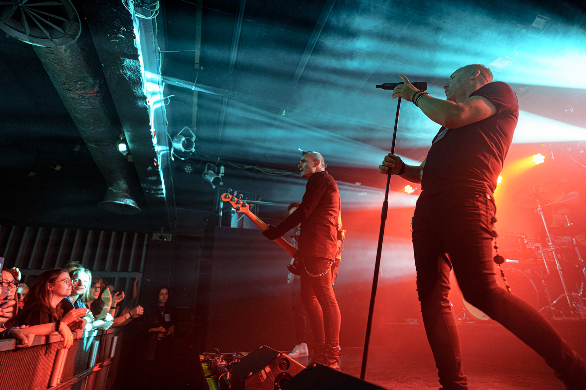 2023.09.04 Poets of the Fall - Warszawa, klub Proxima. To już 20 lat od kiedy rockowy zespół Poets of the Fall odnosi sukcesy na międzynarodowej scenie. Z tej okazji zespół wyrusza w trasę jubileuszową, która obejmie też Polskę. Grupa zagrała w warszawskiej Proximie 4 września 2023 roku. Produkcja Fource.pl  fot. Andrzej Wasilkiewicz/kaziq.com