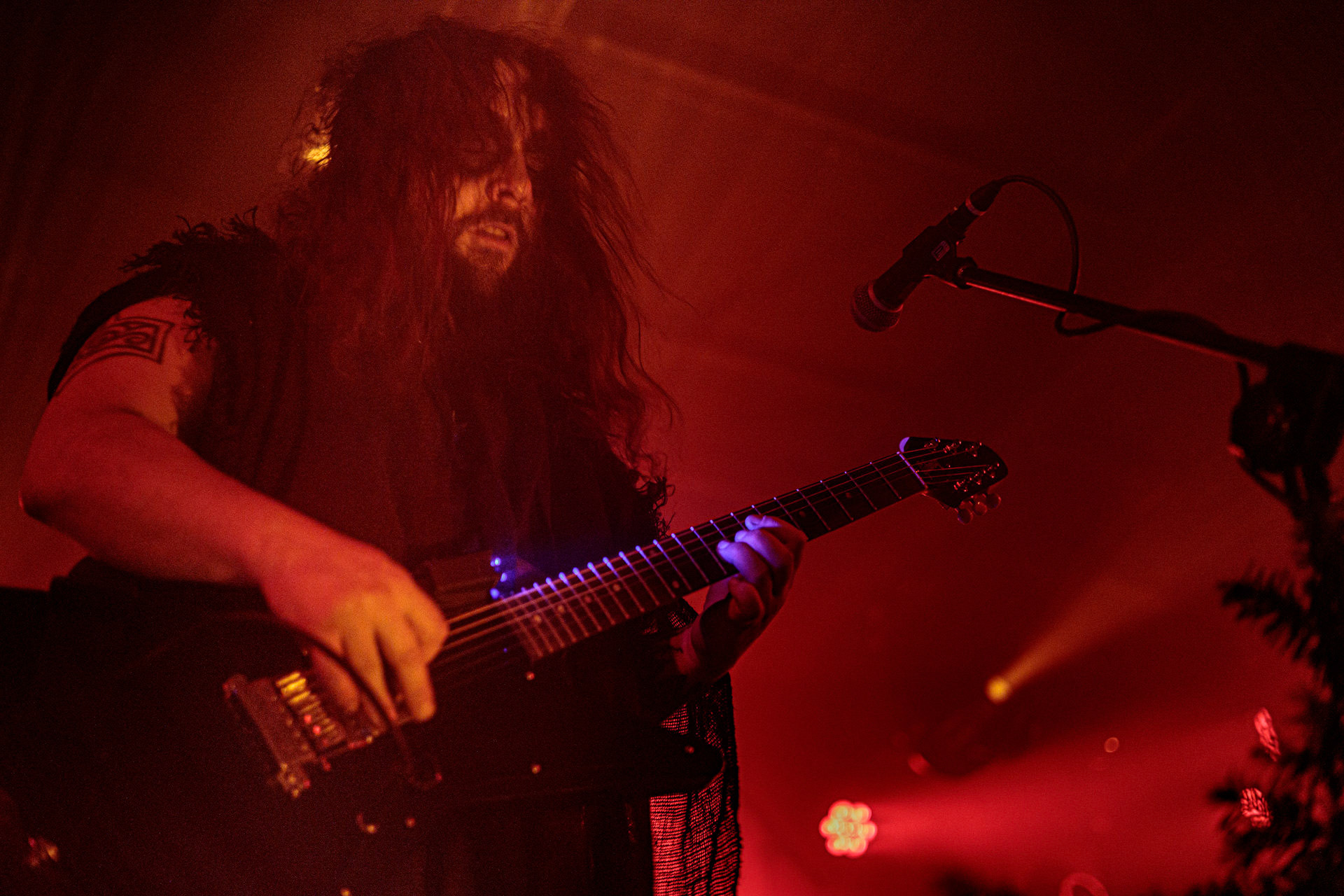 21.10.2022 𝗪𝗢𝗟𝗩𝗘𝗦 𝗜𝗡 𝗧𝗛𝗘 𝗧𝗛𝗥𝗢𝗡𝗘 𝗥𝗢𝗢𝗠 - klimatyczny black metal,  zespół braci Nathana i Aarona Weaverow. Powstal w 2002 roku w Olympia w stanie Waszyngton.  W amerykanskim sercu natury, gor, lasow i jezior, przyroda przeklada sie na atmosfere muzyki WITTR, w ktorej poza blackowymi, jest miejsce na elementy transowe i ambientowe. Wolves In The Throne Room gra bez makijazy, bez kapturow i masek, przy swietle plomieni, co tworzy aure swoistego muzycznego rytualu. Nathan Weaver – guitar, lead vocals,Aaron Weaver – drums, bass, synthesizers,Kody Keyworth – guitar, vocals, Produkcja Knock Out Productions,fot. Andrzej Wasilkiewicz/Reporter