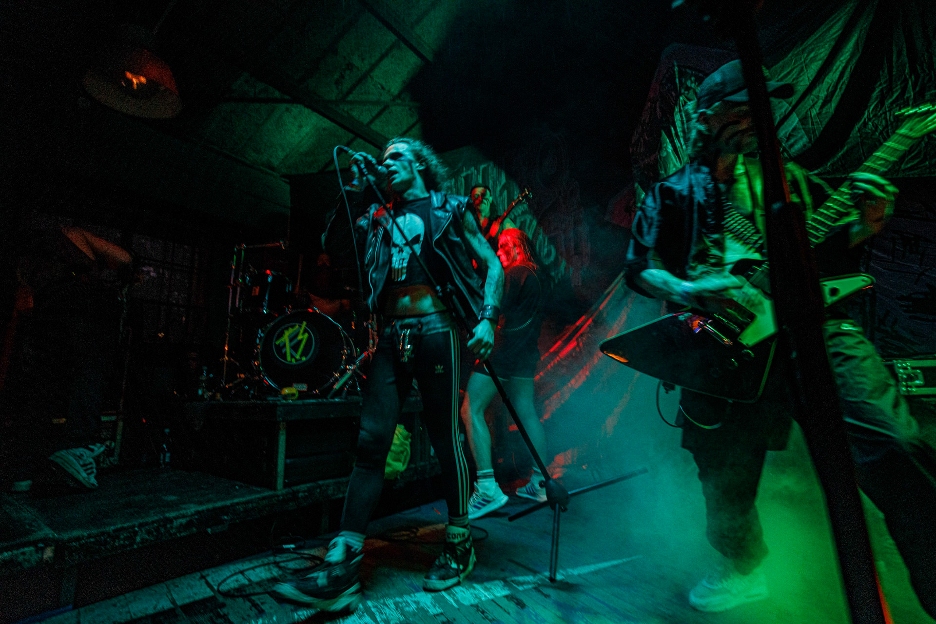 TRUCHŁO STRZYGI (black punk), Gwiezdny Demon - release show,w składzie:Gambit - wokalP. - gitara/wokalAlkatraz - gitara/wokalKaczor - garyMadness - bass/wokalPanass - bass/wokalGolem - nosferatu/wokalCzarownice - tba/wokalChłopaki z baraków polskiego metalu, rozpędzona maszyna do robienia grubego melanżu, gwiezdne trupy, kreatury obrzydlistwa i martwi decydenci podziemia. Prawdopodobnie pierwszy i ostatni raz zagrają całego Demona na żywo, a Ty mordeczko będziesz miał o czym kolegom przy wódce opowiadać.Produkcja Left Hand Soundsfot. Andrzej Wasilkiewicz/kaziq.com