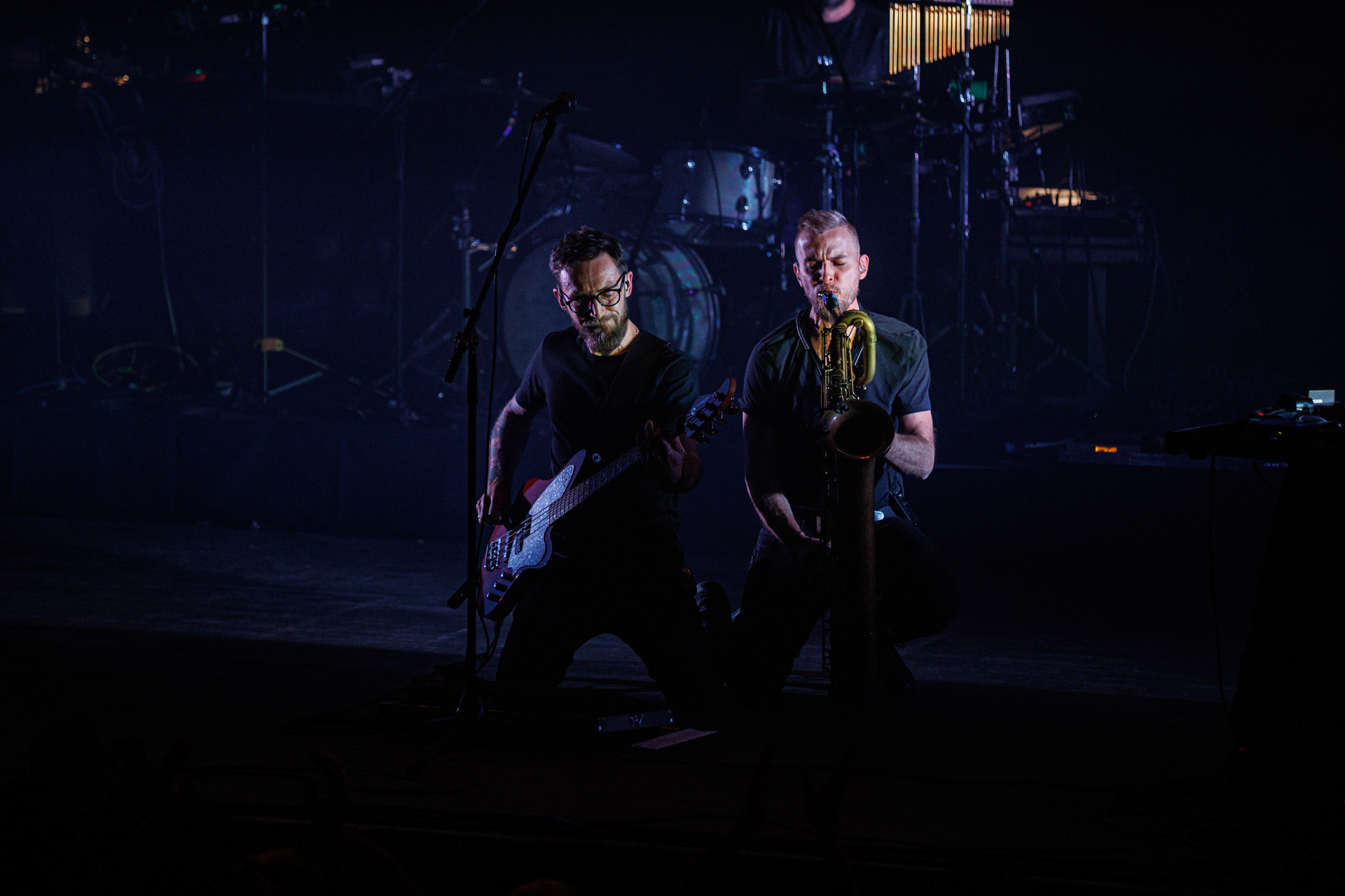 Lao Che - „Trasa Pozegnalna - No to Che”  17.11.2021 Warszawa klub Stodola.n/z Rafal „Zubr” Borycki – gitara basowa,n/z Karol Gola – saksofon barytonowy, flet, instrumenty klawiszowe,rock alternatywny, crossover, rock, metal, folk, piosenka aktorska, elektro, słuchowisko,fot. Andrzej Wasilkiewicz/REPORTER