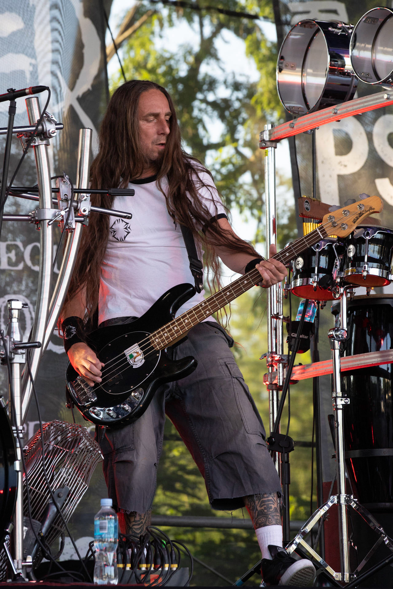 Hunter - postpandemoniczny koncert z okazji XXXV-lecia.Progresja - Gramy do Woli, Warszawa.Konrad „Saimon” Karchut – gitara basowa, Letnia Scena Progresji.fot. Andrzej Wasilkiewicz/Reporter