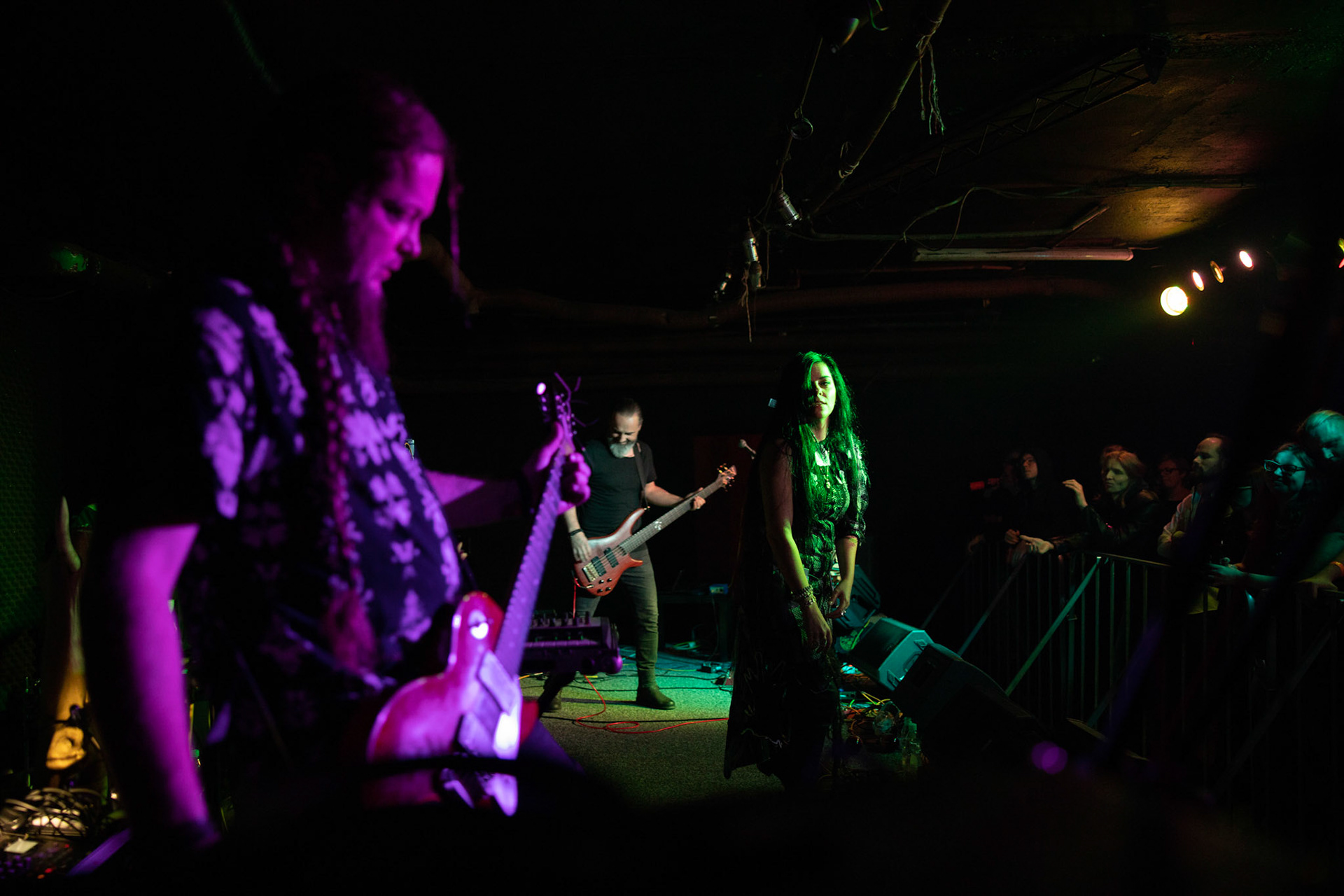 Hetane - rock alternatywny, trip-hop, muzyka elektroniczna,
MAGDA OLEŚ - wokale, teksty,
ŁUKASZ /JELEŃ/ POL - gitara, klawisze, elektronika,
REM KARPIENKO - bass,
MICHAŁ LANGE- perkusja,
Warszawa, klub Potok Drugi Dom Ludzi Rocka,
fot. Andrzej kaziq Wasilkiewicz