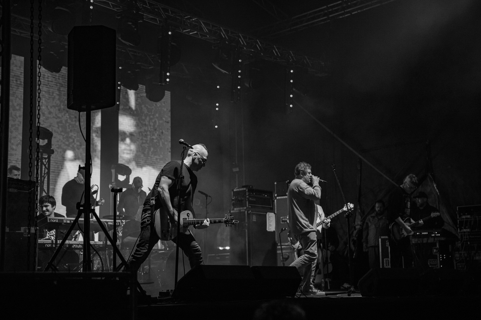 KULT - koncert w ramach Pomaranczowej Trasy 2020 - MUZYCZNA SYRENKA. 9 pazdziernika 2020, Warszawa, Stadion Syrenki. n/z. Kazik Staszewski wokal,n/z. Wojciech Jabłonski gitara,n/z. Piotr Morawiec gitara,Rock, rock progresywny, rock alternatywny, punk, nowa fala.fot. Andrzej kaziq Wasilkiewicz/Reporter