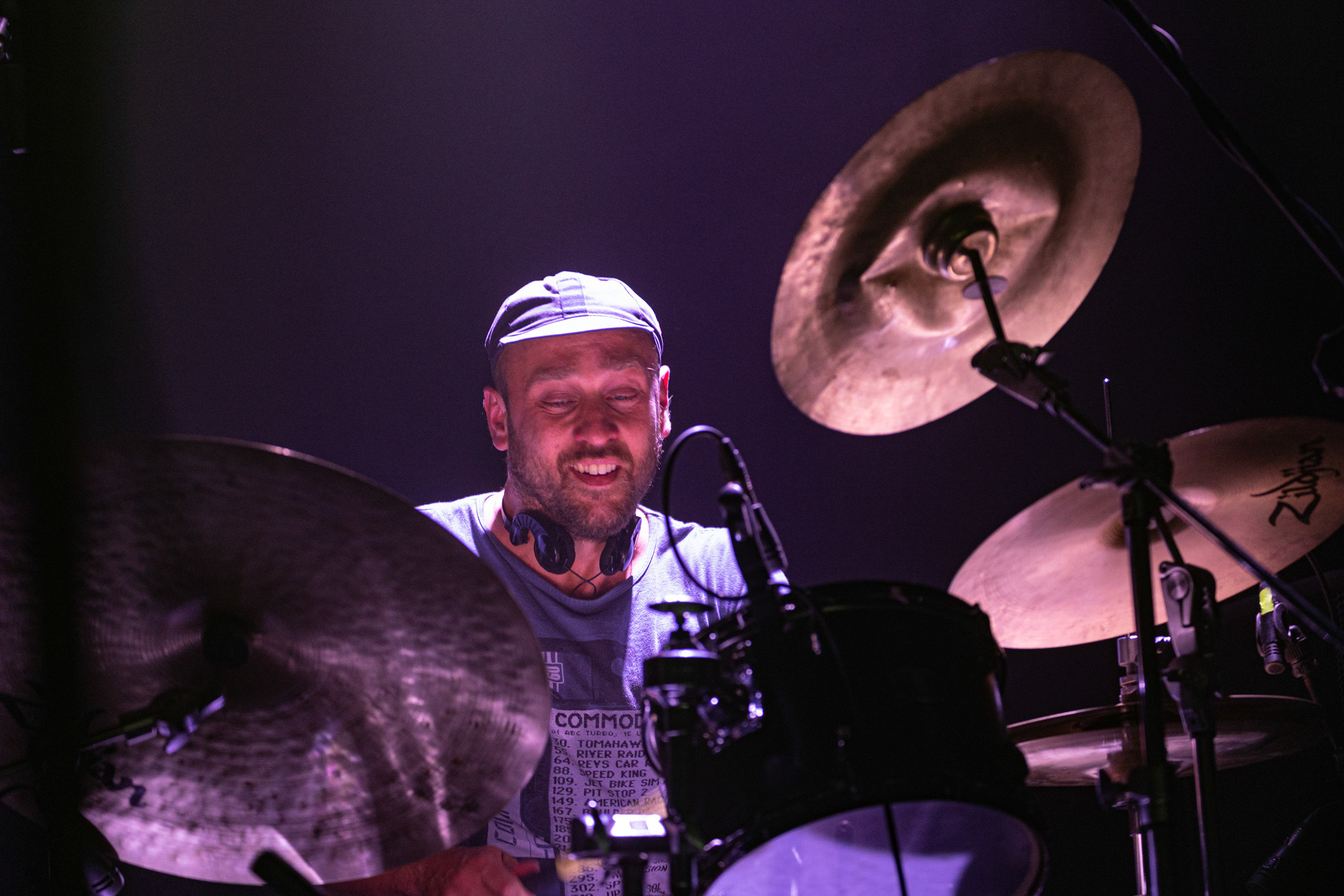 30.08.2022 Fundacja Bezpieczne Niebo wraz z klubem Progresja serdecznie zapraszają na specjalny koncert charytatywny dla Szymona Stankiewicza, który walczy z nowotworem. NiechęćMuzyka Niechęci to jazzowa improwizacja i syntezatorowe brzmienia, które swobodnie przeplatają się z wpływami rocka progresywnego oraz muzyki filmowej. W ich kompozycjach snuje się niezwykle osobista opowieść – mroczna choć nastrojowa, agresywna acz pełna elegancji. Jazgotliwy odjazd rejestrowany ,,na setkę” i zapięty w kaftan najwyższej klasy produkcji studyjnej.Niechęć zagrała setki koncertów w kraju i zagranicą, w tym wystąpiła na wielu znaczących festiwalach: Colours of Ostrava (Czechy), Open’er Festival, Tauron Nowa Muzyka, Copenhagen Jazz Festival (Dania) czy Glimps Festival (Belgia).  Organizacja Progresja i Fundacja Bezpieczne Niebo. fot. Andrzej Wasilkiewicz/kaziq.com