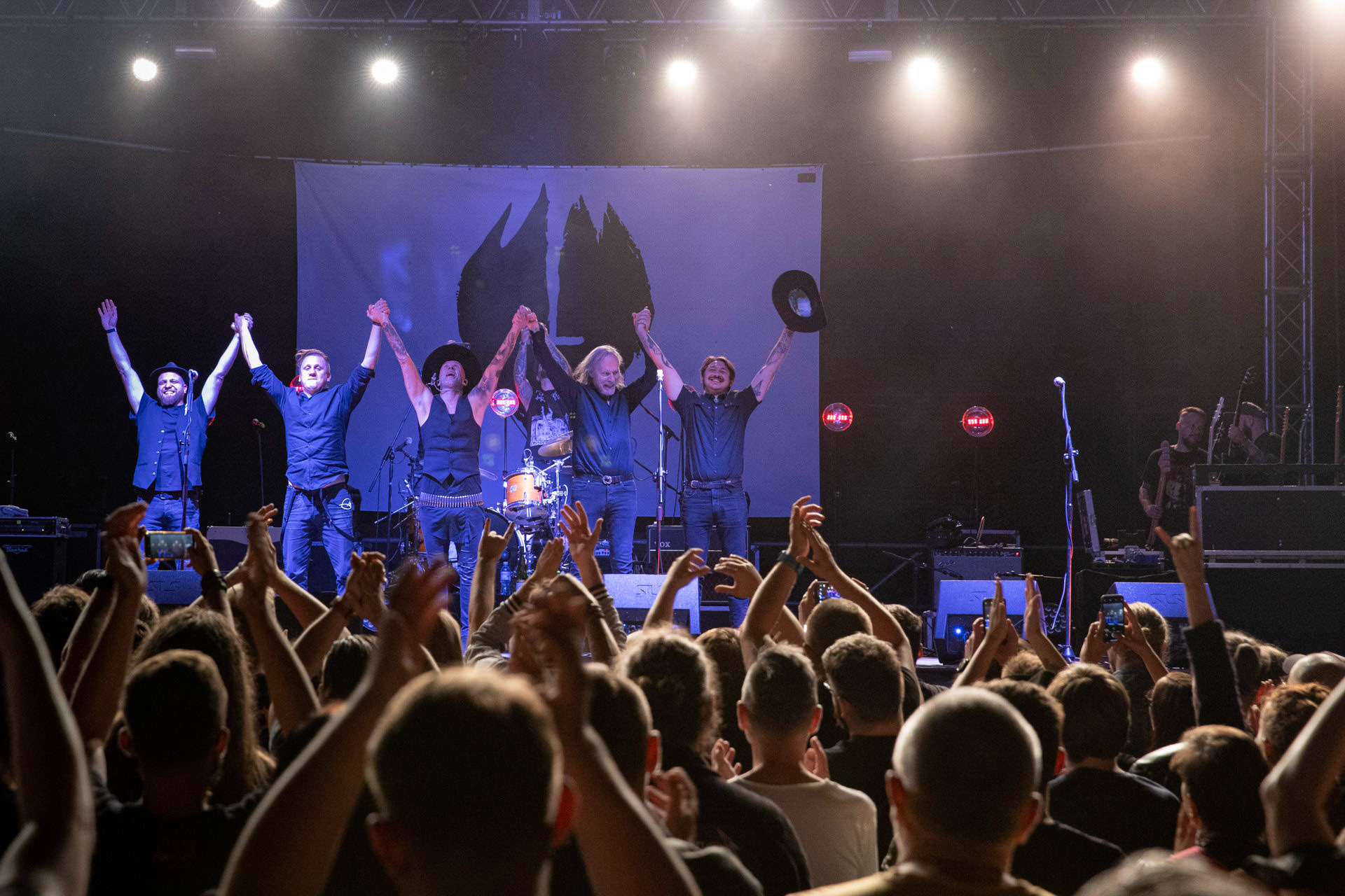 13.08.2021 koncert Me And That Man w Warszawie,Letnia scena Progresji, Gramy do Woli.n/z Adam Nergal Darski - gitara, wokal,n/z John Porter - gitara, wokal,n/z Łukasz Kumanski - perkusja,n/z Matteo Bassoli - bass, wokal,n/z Sasha Boole - gitara, wokal,Fot. Andrzej Wasilkiewicz/Reporter