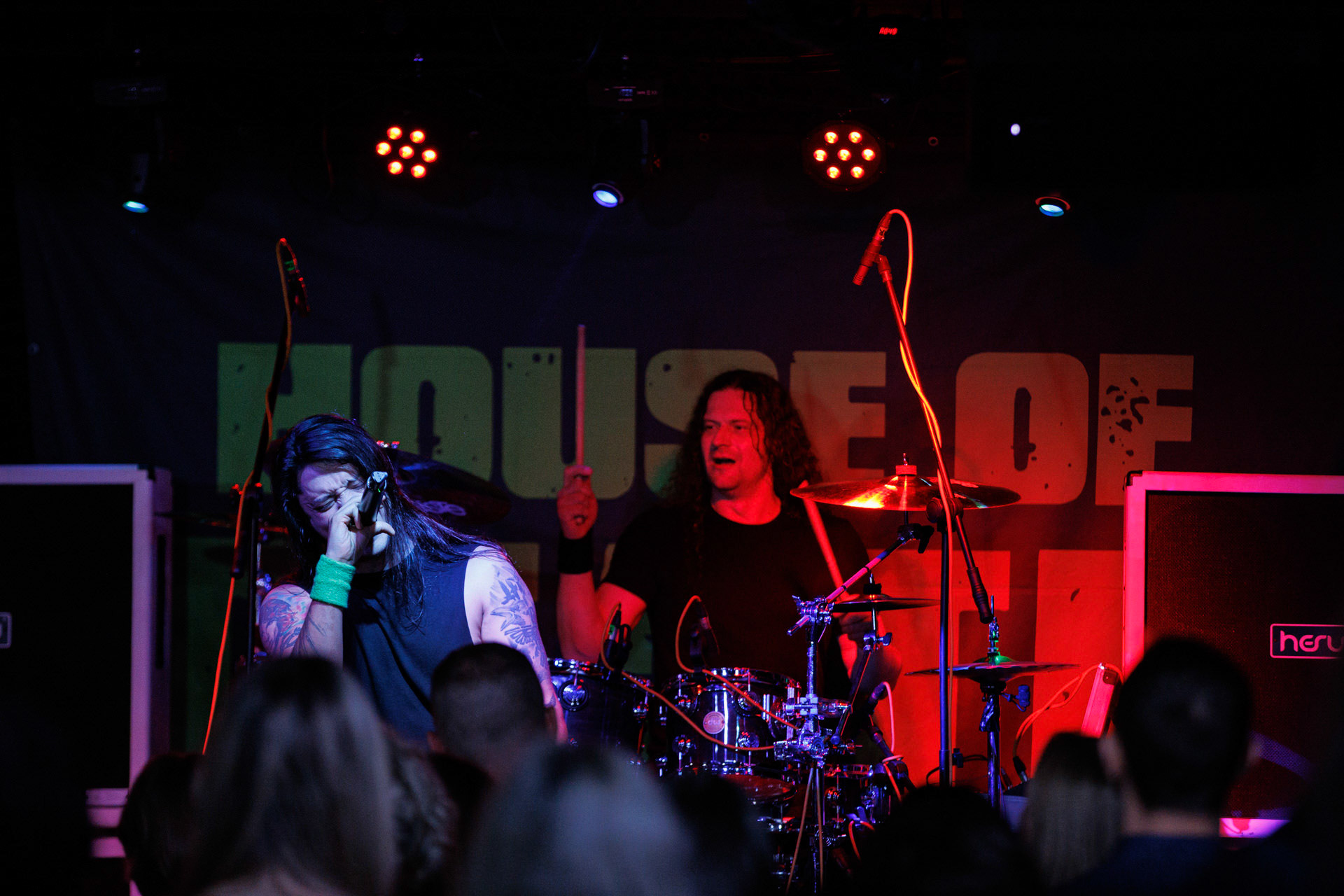 13.11.2021 House Of Death - koncert Warszawa RemontJuan Carlos Cano - wokal,Szymon „Sajmon” Synowka – perkusja,thrash metal, crossover thrash, heavy metal, speed metal, hard rock,fot. Andrzej Wasilkiewicz/Reporter