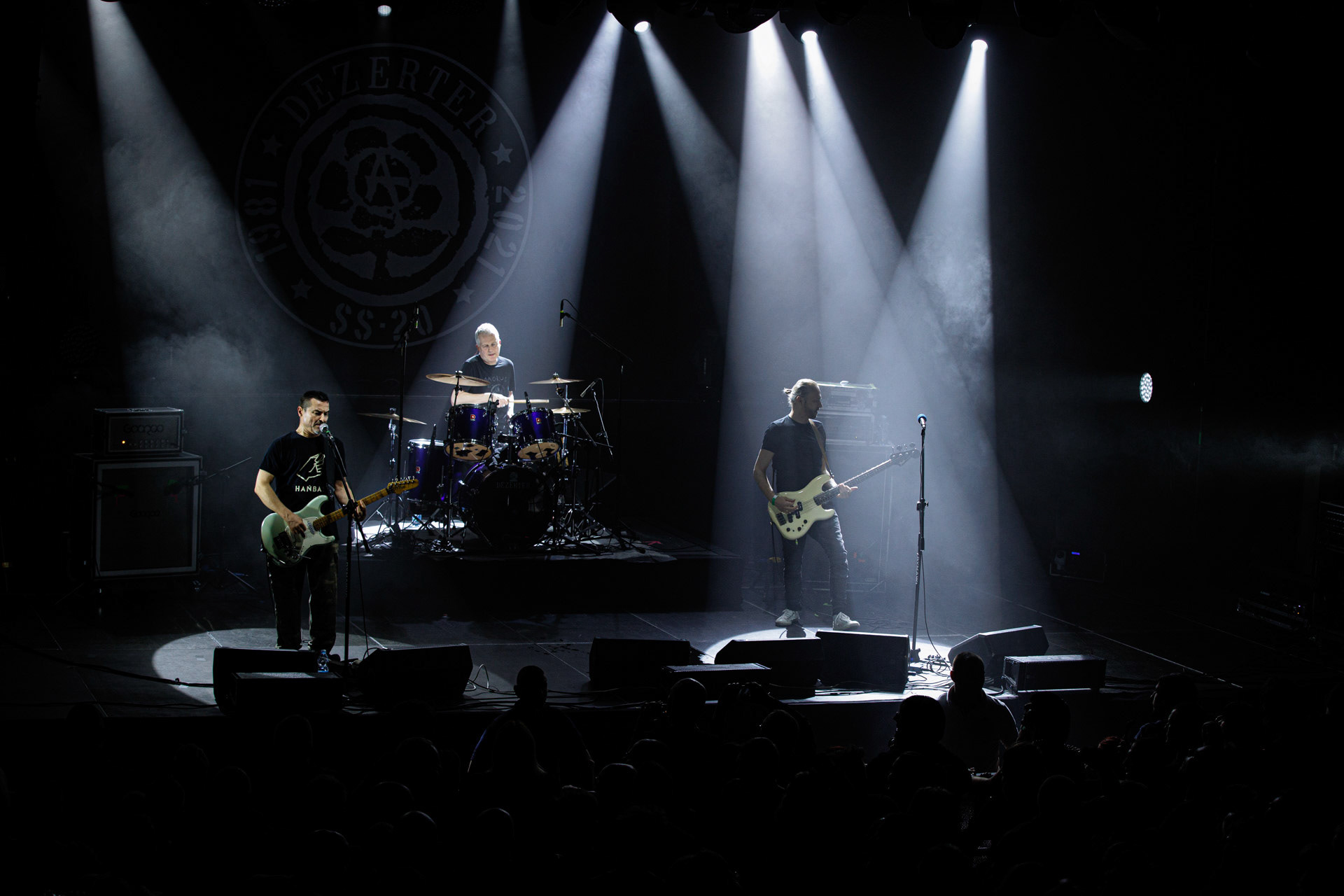 16.11.2021 Dezerter - 40 lecie,koncert Warszawa Palladium. N/z Robert Robal Matera gitara, N/z Krzysiek Grabowski perkusja,N/zJacek Chrzanowski bass, Dezerter, SS20, Punk, Punkrock, hardcore, rock.fot. Andrzej Wasilkiewicz/REPORTER