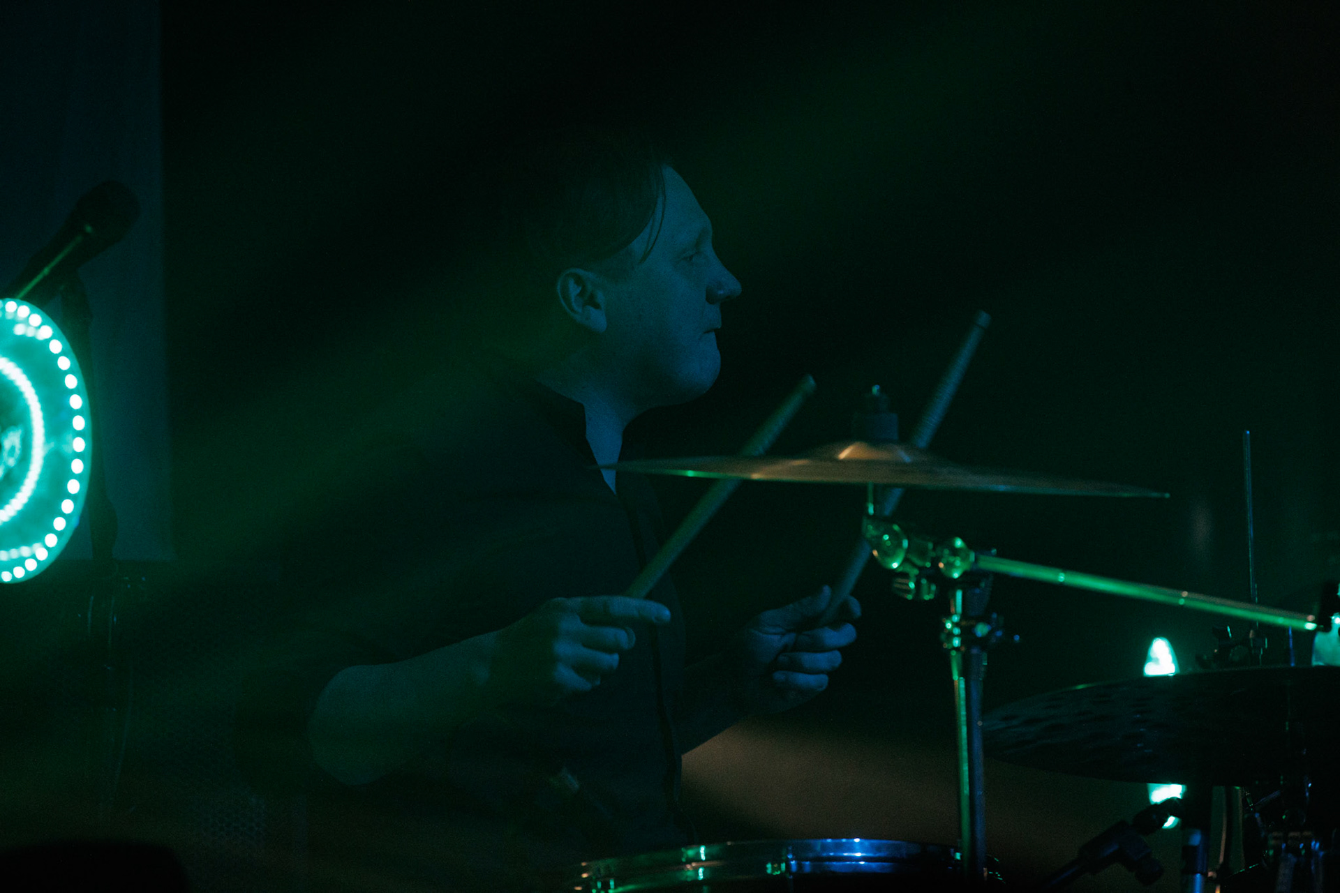 22.01.2022 koncert Me And That Man w Warszawie,Klub Progresja,n/z Lukasz Kumanski - perkusja, Nergal znany jest z szerokich horyzontow muzycznych. Lider Behemoth nigdy nie kryl swojej sympatii do lzejszej, klimatycznej muzyki, spod znaku country, folku, bluesa. Dowodem jest zespol Me And That Man.Fot. Andrzej Wasilkiewicz/Reporter