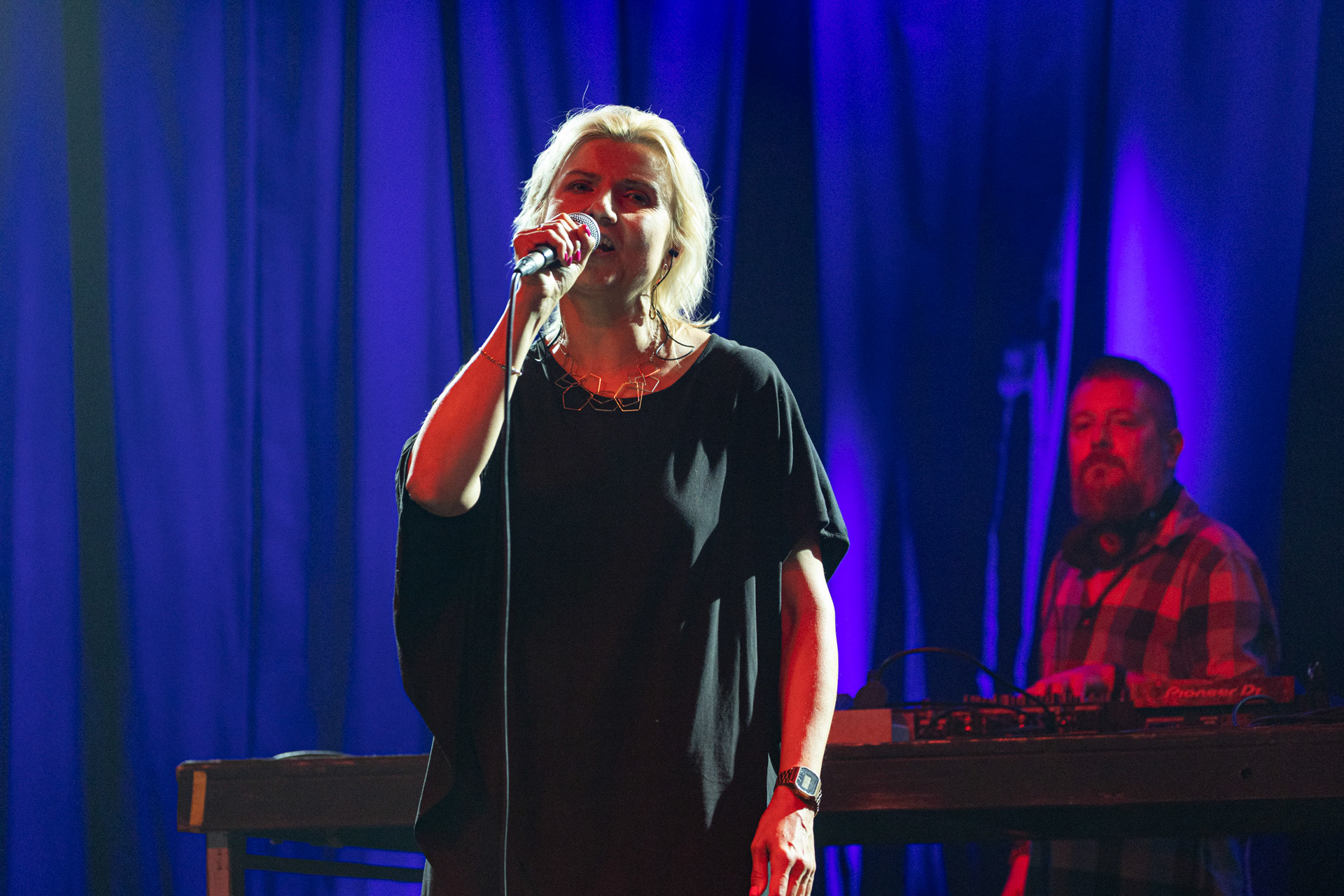 30.08.2022 Fundacja Bezpieczne Niebo wraz z klubem Progresja serdecznie zapraszają na specjalny koncert charytatywny dla Szymona Stankiewicza, który walczy z nowotworem.  KASIA NOWICKA - NOVIKA (wraz z DJ Spox).Od lat jedna z najbardziej aktywnych postaci na polskiej scenie muzycznej.Wokalistka, która początkowo udzielała się w zespole Futro i u boku Smolika, asolowo zadebiutowała w 2006 roku albumem „Tricks Of Life” nominowanym doPaszportu Polityki. Kolejne płyty: „Lovefinder” (2010) i album z remixami „Mixfinder” (2011) zostały nagrodzone Fryderykami w kategorii klubowej. Ostatni solowy album Noviki zatytułowany „Bez Cukru” ukazał się w 2019 roku i zebrał świetne recenzje, a piosenki „Lekko” i „Słabości” często gościły na antenach radiowych. W roku 2021 Novika obchodziła jubileusz 20 lat obecności na scenie i wydała z tej okazji album z nowymi wersjami jej przebojów – Novika 2.0.Chociaż nie gra już jako dj, Novika regularnie występuje wokalnie w klubach w całym kraju w ramach duetu Novika &amp; Mr.Lex. Zagrała na najważniejszych polskich festiwalach (Open’er, FreeForm, Audioriver, Tauron Nowa Muzyka). Od przeszło 15. lat prowadzi również autorskie audycje radiowe. Gościła już na antenach wielu stacji, obecnie prowadzi audycję Lekko w Radiu KAMPUS.Organizacja Progresja i Fundacja Bezpieczne Niebo. fot. Andrzej Wasilkiewicz/kaziq.com