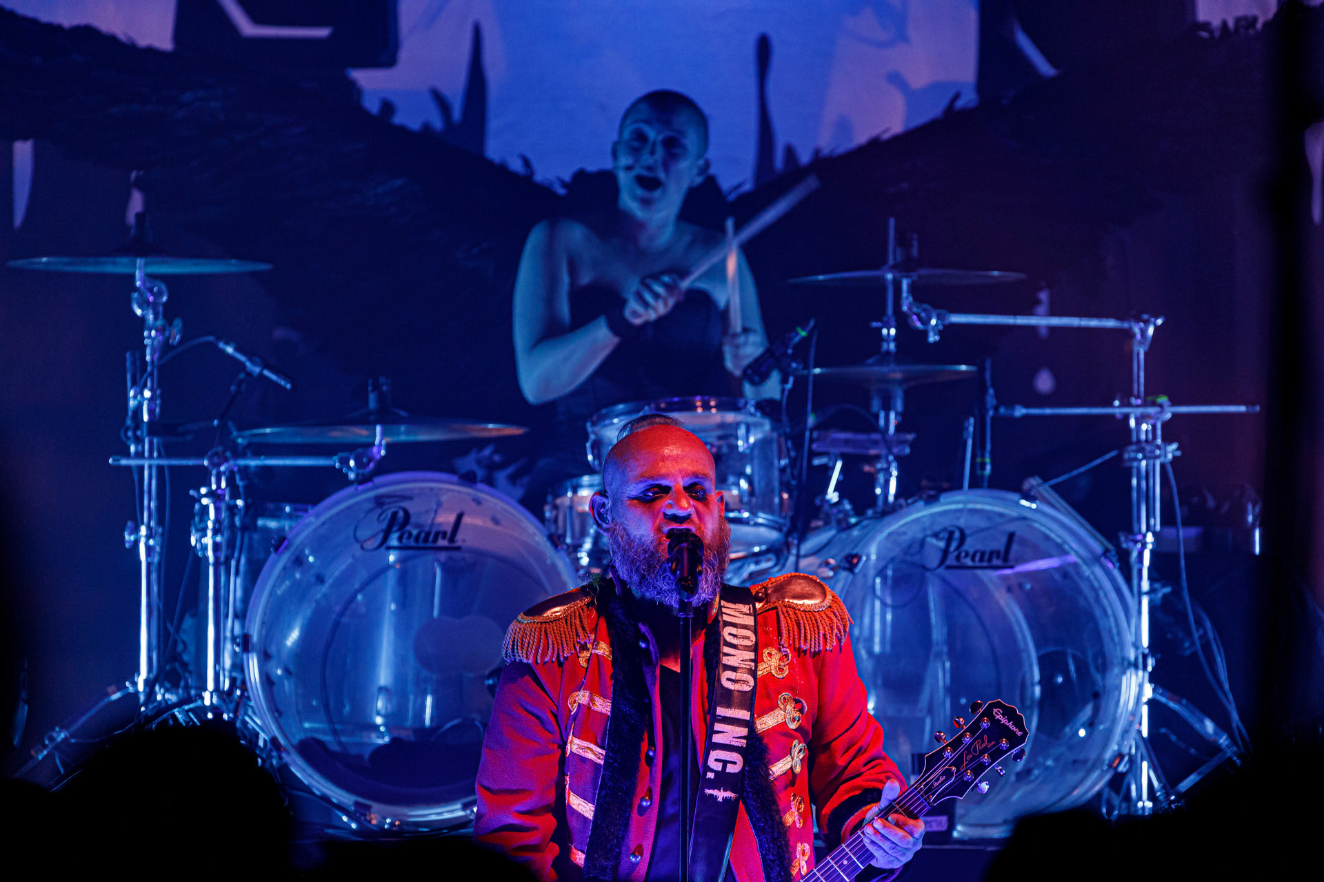 18.06.2022 - Mono Inc. zagrali w warszawskim klubie Progresja.Mono Inc. - niemiecki zespol z Hamburga wykonujący gotyckiego rocka, w składzie:Carl Fornia - git.Katha Mia - drums, Manuel Antoni - bass,Martin Engler - vocal,Gothic, industrial,  alternative, rock.Produkcja Winiary Bookings.fot. Andrzej Wasilkiewicz/kaziq.com