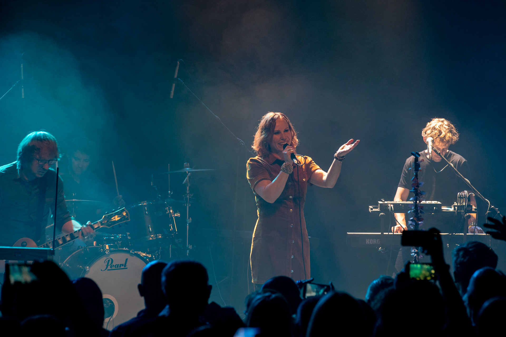 The Gathering: holenderska grupa rockowa, trasa The Gathering_30th Anniversary od doom-metalowego brzmienia z lat 90 po melodyjne i klimatyczne rejony rocka, trip-rock, post-rock, metalu, czy shoegaze. Koncert Warszawa Progresja, HQ44

The Gathering w składzie:
Silje Wergeland – wokal
Rene Rutten – gitara
Hans Rutten – perkusja
Frank Boeijen – klawisze
Hugo Prinsen Geerligs – bass
fot. Andrzej kaziq Wasilkiewicz/Reporter