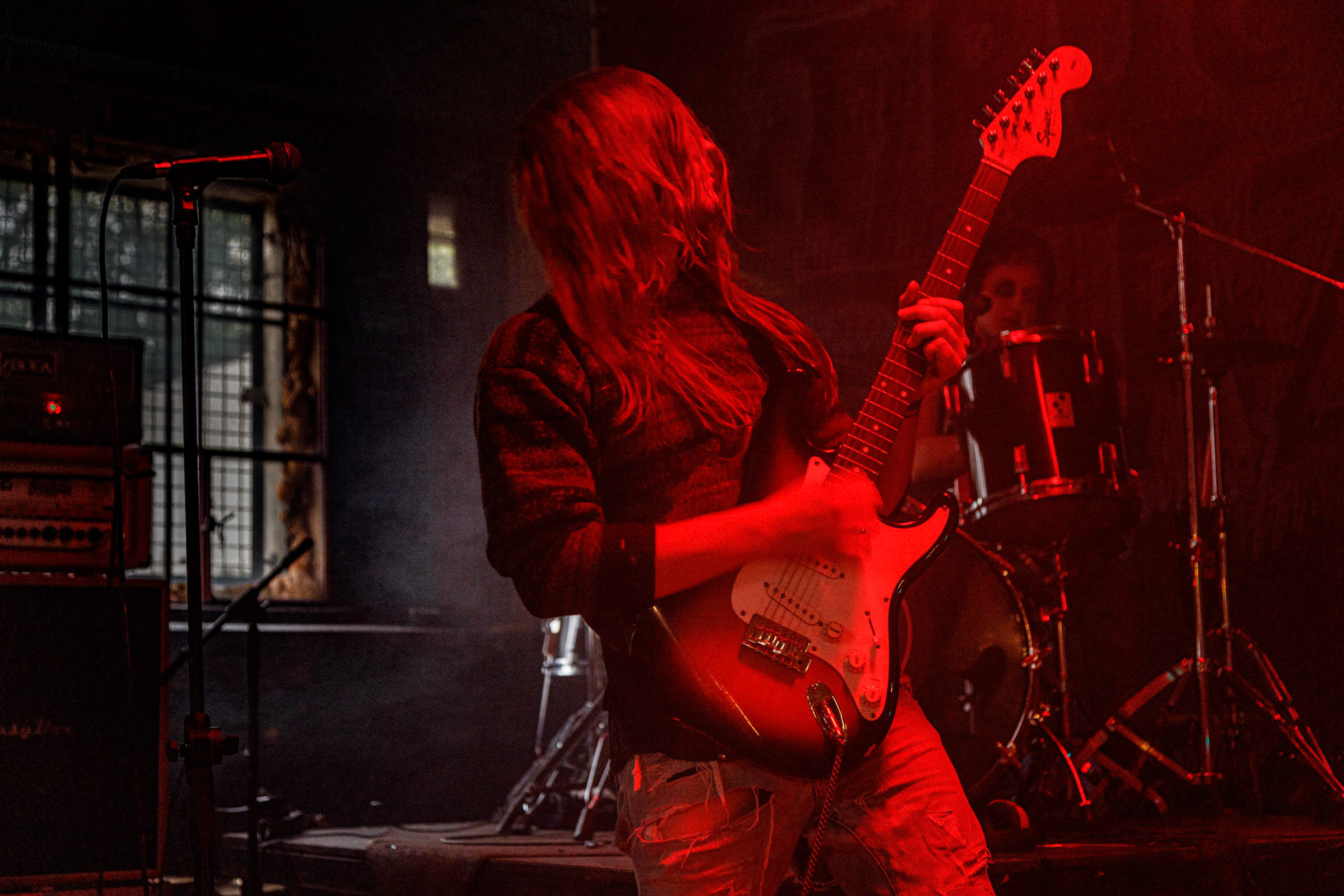 WIELKI MROK (mistyczny black, czarny punk)w składzie:Piącha - bas Czacha - perkusja Szrama - gitara i wokalLokalni wyjadacze od tanich gitar. Maanam dla fanów TANK. Watain dla fanów Budki Suflera. Piją, palą, konia walą i mają w dupie. Czyli tak jak my wszyscy.Produkcja Left Hand Soundsfot. Andrzej Wasilkiewicz/kaziq.com