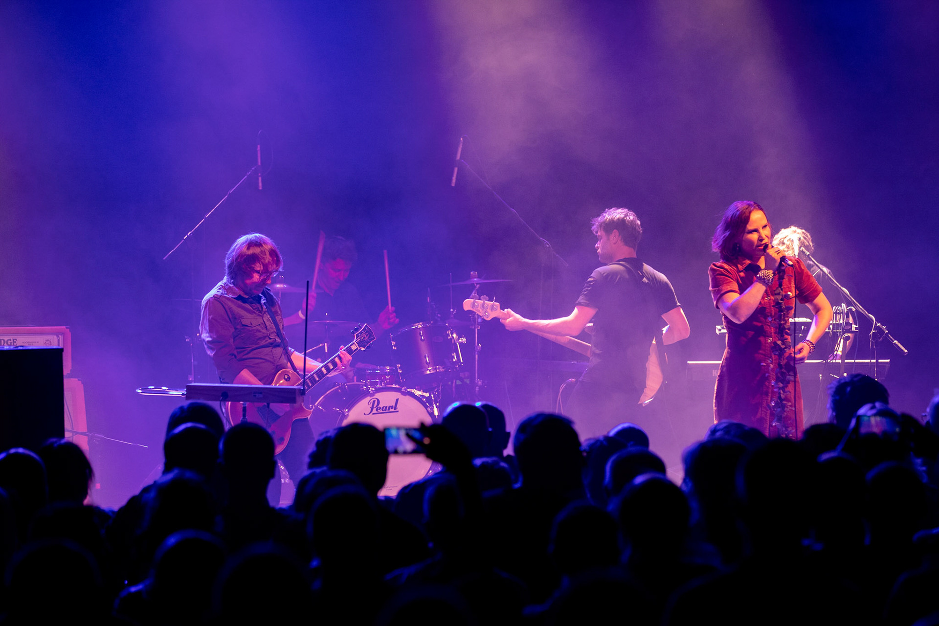 The Gathering: holenderska grupa rockowa, trasa The Gathering_30th Anniversary od doom-metalowego brzmienia z lat 90 po melodyjne i klimatyczne rejony rocka, trip-rock, post-rock, metalu, czy shoegaze. Koncert Warszawa Progresja, HQ44

The Gathering w składzie:
Silje Wergeland – wokal
Rene Rutten – gitara
Hans Rutten – perkusja
Frank Boeijen – klawisze
Hugo Prinsen Geerligs – bass
fot. Andrzej kaziq Wasilkiewicz/Reporter