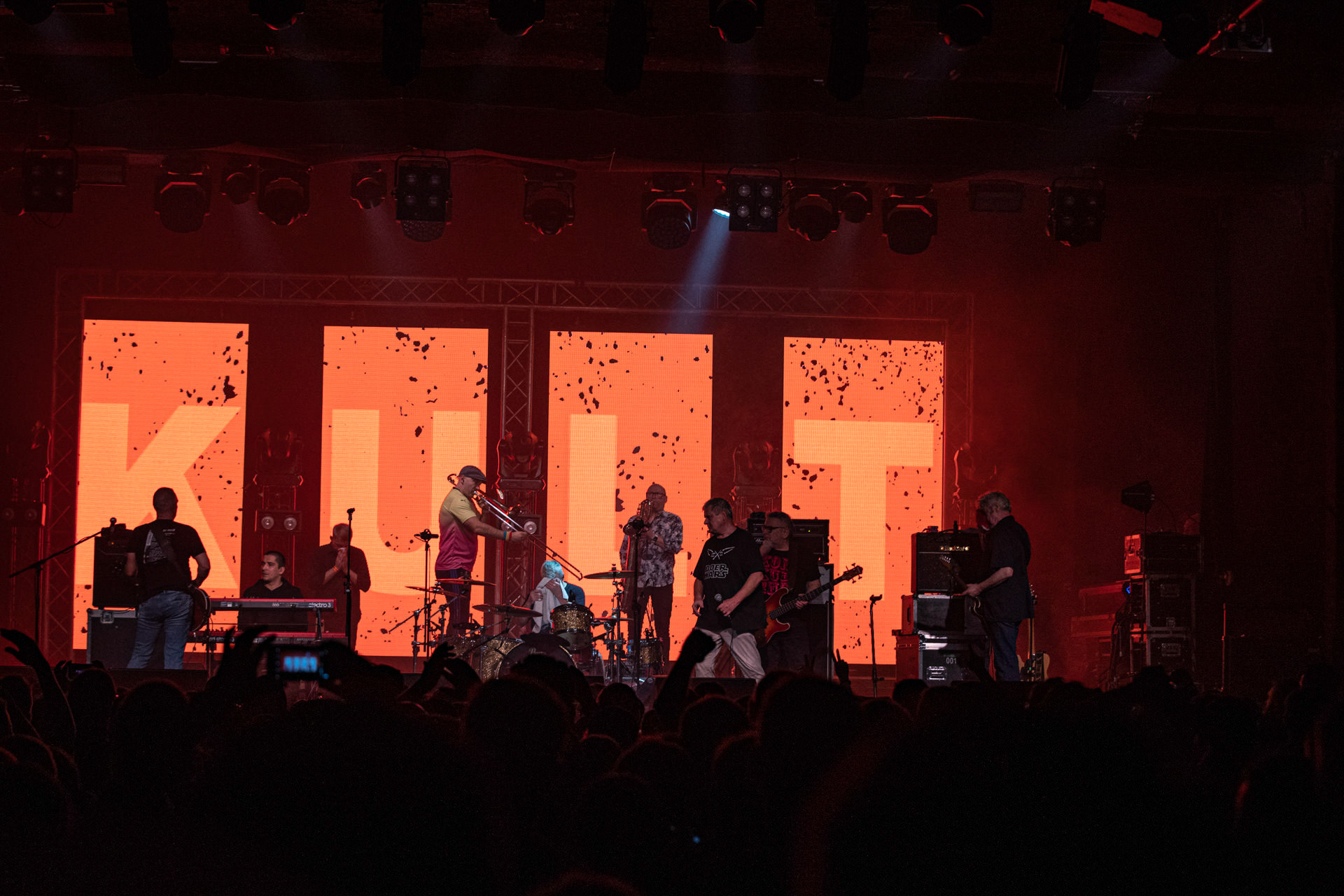 KULT - koncert Pomaranczowa Trasa 2021 - Warszawa Stodoła. 29 pazdziernika 2021. Kazik Staszewski wokal,Wojciech Jablonski gitara,Piotr Morawiec gitara,Ireneusz Werenski bas,Tomasz Goehs perkusja,Konrad Wantrych klawisze,Janusz Zdunek trabka,Mariusz Godzina saksofony,Jarosław Wazny puzon,Rock, rock progresywny, rock alternatywny, punk, nowa fala, polski rock.fot. Andrzej kaziq Wasilkiewicz/Reporter