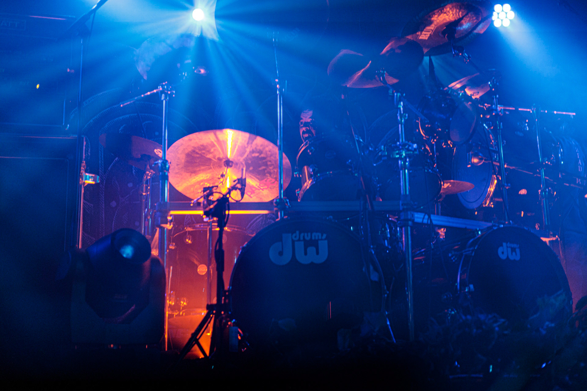 21.10.2022 𝗪𝗢𝗟𝗩𝗘𝗦 𝗜𝗡 𝗧𝗛𝗘 𝗧𝗛𝗥𝗢𝗡𝗘 𝗥𝗢𝗢𝗠 - klimatyczny black metal,  zespół braci Nathana i Aarona Weaverow. Powstal w 2002 roku w Olympia w stanie Waszyngton.  W amerykanskim sercu natury, gor, lasow i jezior, przyroda przeklada sie na atmosfere muzyki WITTR, w ktorej poza blackowymi, jest miejsce na elementy transowe i ambientowe. Wolves In The Throne Room gra bez makijazy, bez kapturow i masek, przy swietle plomieni, co tworzy aure swoistego muzycznego rytualu. Nathan Weaver – guitar, lead vocals,Aaron Weaver – drums, bass, synthesizers,Kody Keyworth – guitar, vocals, Produkcja Knock Out Productions,fot. Andrzej Wasilkiewicz/Reporter