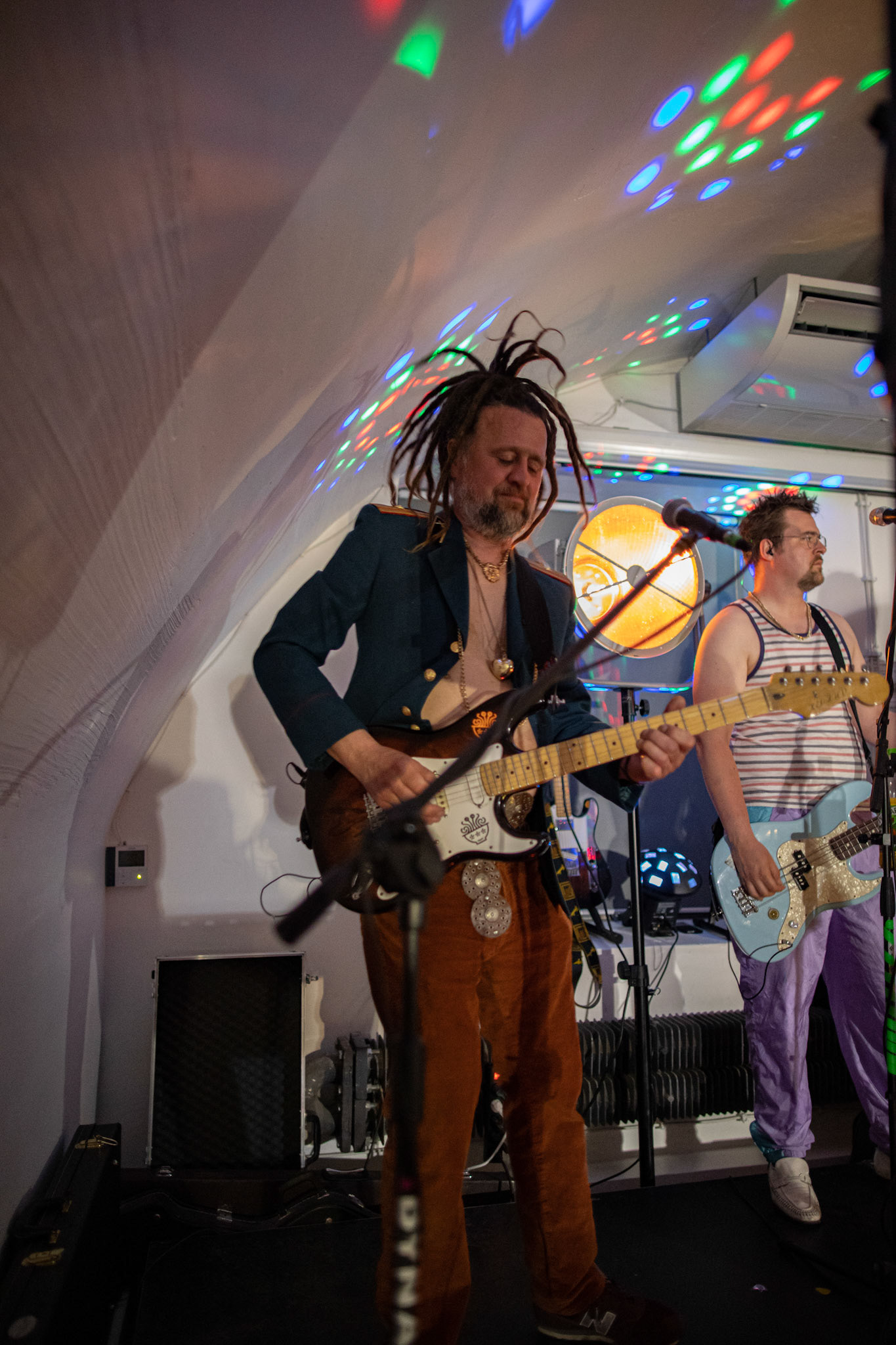 The Novorodkens, koncert w Warszawie, Dj Szneptuch – szczebiot czołowy, bas, chórki, sample, batuta i szpicrutaMagister Hitler – bas, wokaliza, chórki, gitara rytmiczna, najebkaDoktor PajHIVo – bębny, bongosy, gitara solowa, umiejętności wokalne, chórkiProfesor Gówniarz – lewizna wokalna, zwięzła i chóralna, wyprowadzanie ciosówProdziekan Pinglarz – uprawomocniony głos ścisły tudzież kantor, cytaty z brewiarzaInżynier Królewicz – gitara rytmiczna, solowa, przypowieści, świergoty i treleDocent Niedziwara – melodyka, chórki, kwilenia i jęki, odczynianie uroków, gusłaMrówka - perkusja,Hacrmistrz Gruczoł – walka z upośledzeniem, choreografia i obsługa gastronomiczna