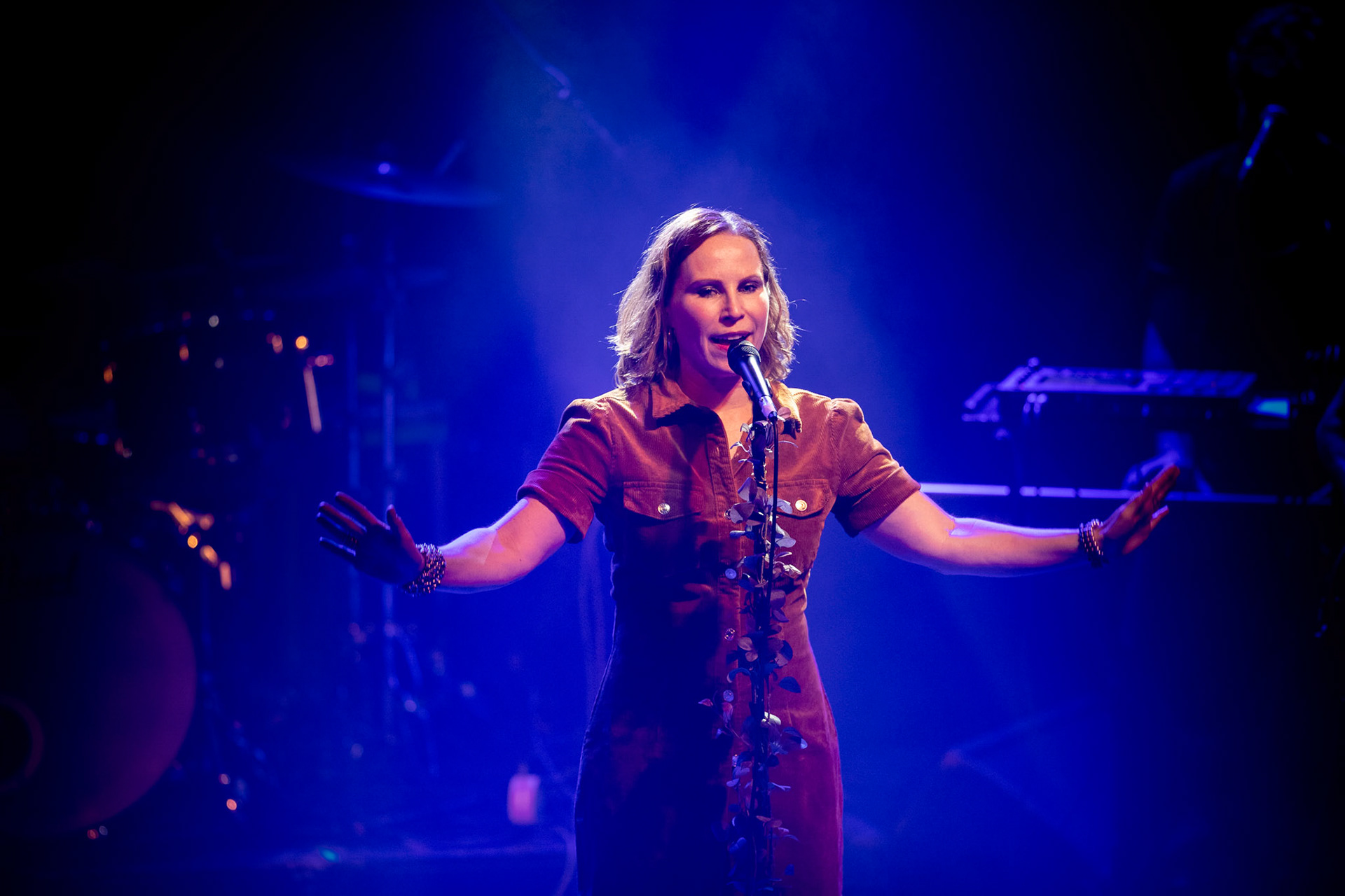 The Gathering: holenderska grupa rockowa, trasa The Gathering_30th Anniversary od doom-metalowego brzmienia z lat 90 po melodyjne i klimatyczne rejony rocka, trip-rock, post-rock, metalu, czy shoegaze. Koncert Warszawa Progresja, HQ44

The Gathering w składzie:
Silje Wergeland – wokal
Rene Rutten – gitara
Hans Rutten – perkusja
Frank Boeijen – klawisze
Hugo Prinsen Geerligs – bass
fot. Andrzej kaziq Wasilkiewicz/Reporter