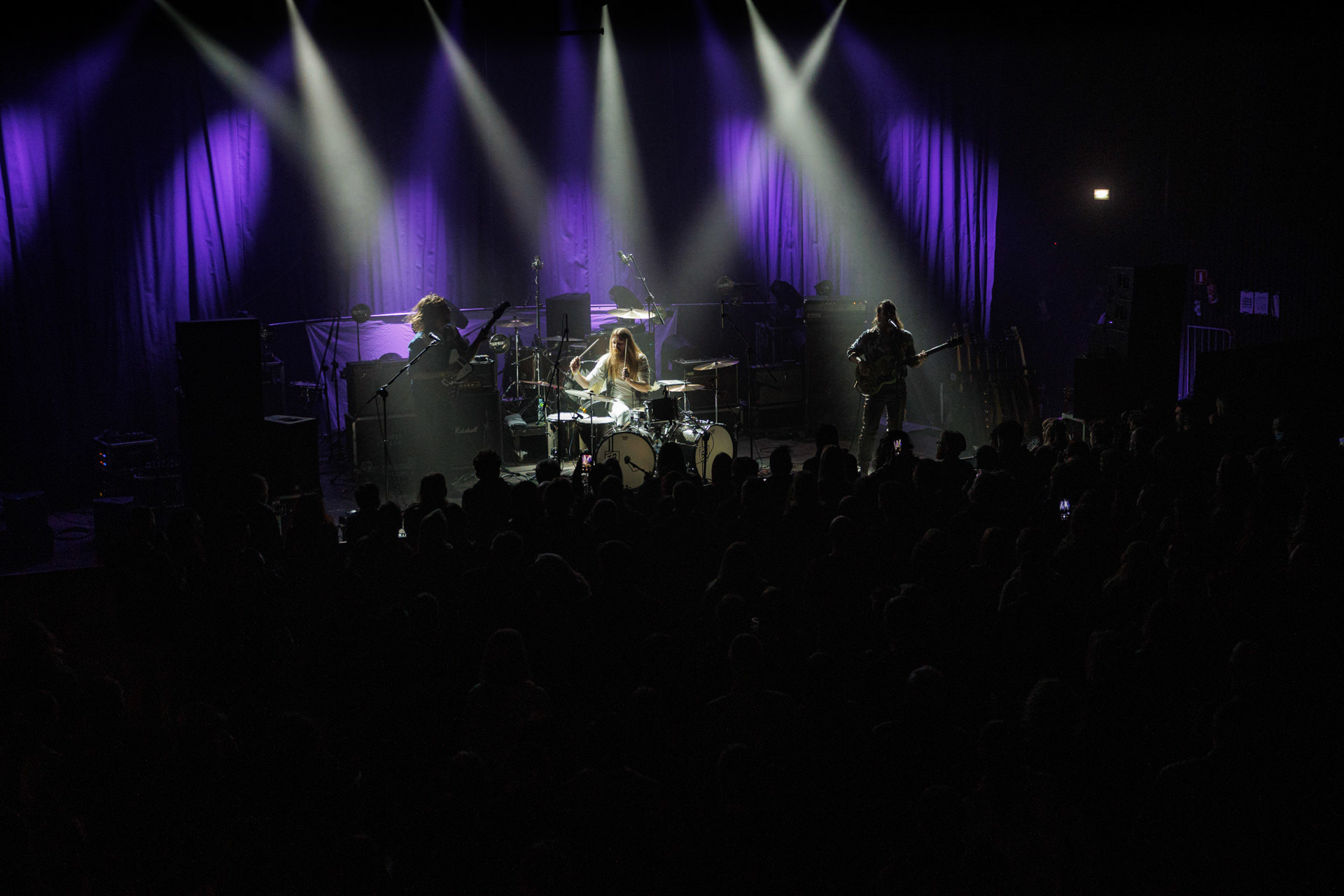 22.01.2022 - Taraban - support Me And That Man, warszawska Progresja.n/z Daniel Suder - wokal, gitara basowa,n/z Maciek Trojanowski - gitara,n/z Kris Gonda - perkusja,Taraban to krakowskie power-trio, bluesa, prog-rocka oraz proto-metal.fot. Andrzej kaziq Wasilkiewicz/Reporter