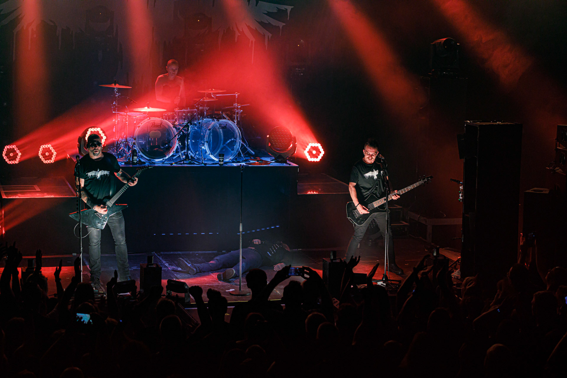 18.06.2022 - Mono Inc. zagrali w warszawskim klubie Progresja.Mono Inc. - niemiecki zespol z Hamburga wykonujący gotyckiego rocka, w składzie:Carl Fornia - git.Katha Mia - drums, Manuel Antoni - bass,Martin Engler - vocal,Gothic, industrial,  alternative, rock.Produkcja Winiary Bookings.fot. Andrzej Wasilkiewicz/kaziq.com