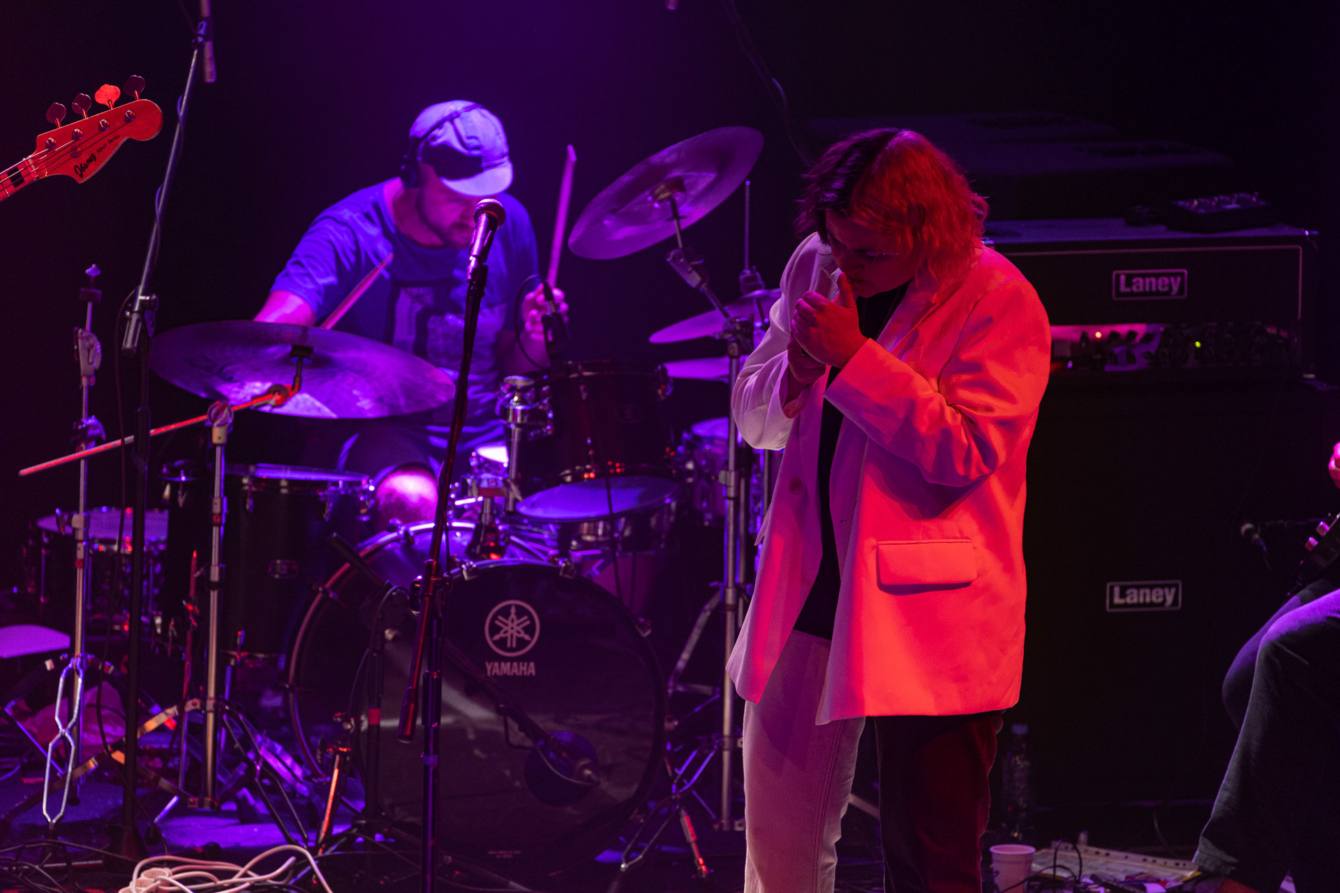 30.08.2022 Fundacja Bezpieczne Niebo wraz z klubem Progresja serdecznie zapraszają na specjalny koncert charytatywny dla Szymona Stankiewicza, który walczy z nowotworem. NiechęćMuzyka Niechęci to jazzowa improwizacja i syntezatorowe brzmienia, które swobodnie przeplatają się z wpływami rocka progresywnego oraz muzyki filmowej. W ich kompozycjach snuje się niezwykle osobista opowieść – mroczna choć nastrojowa, agresywna acz pełna elegancji. Jazgotliwy odjazd rejestrowany ,,na setkę” i zapięty w kaftan najwyższej klasy produkcji studyjnej.Niechęć zagrała setki koncertów w kraju i zagranicą, w tym wystąpiła na wielu znaczących festiwalach: Colours of Ostrava (Czechy), Open’er Festival, Tauron Nowa Muzyka, Copenhagen Jazz Festival (Dania) czy Glimps Festival (Belgia).  Organizacja Progresja i Fundacja Bezpieczne Niebo. fot. Andrzej Wasilkiewicz/kaziq.com