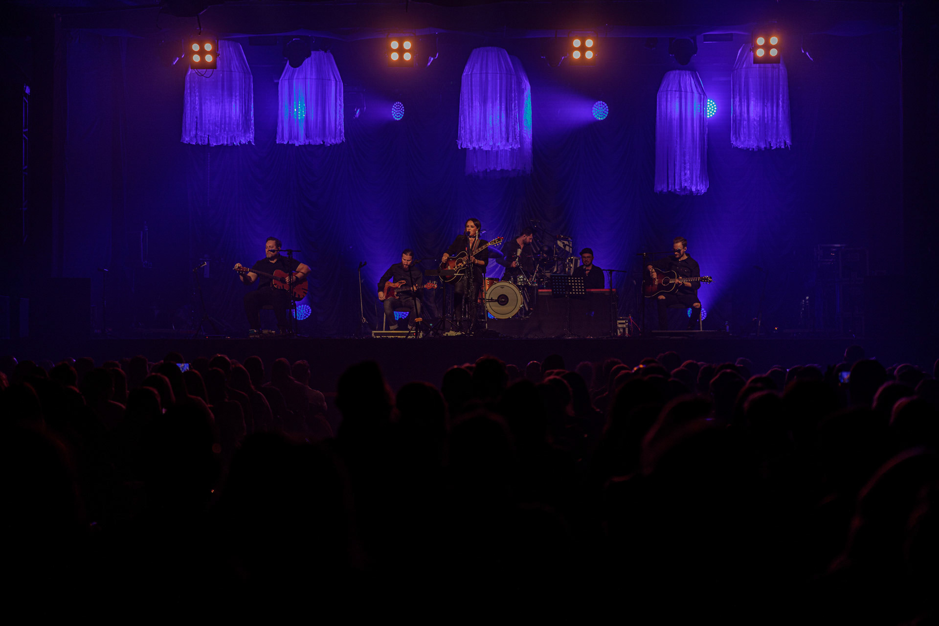 5.12.2021 Kasia Kowalska akustycznie w Klubie Stodola.n/z Kasia Kowalska - wokal,n/z Jerzy Runowski - gitara,n/z Pawel Grudniak - bass,n/z Marcin Karel - gitara,n/z Barek Pawlus - perkusja,Rock, rock progresywny, rock alternatywny, polski rock, pop-rock.fot. Andrzej Wasilkiewicz/Reporter