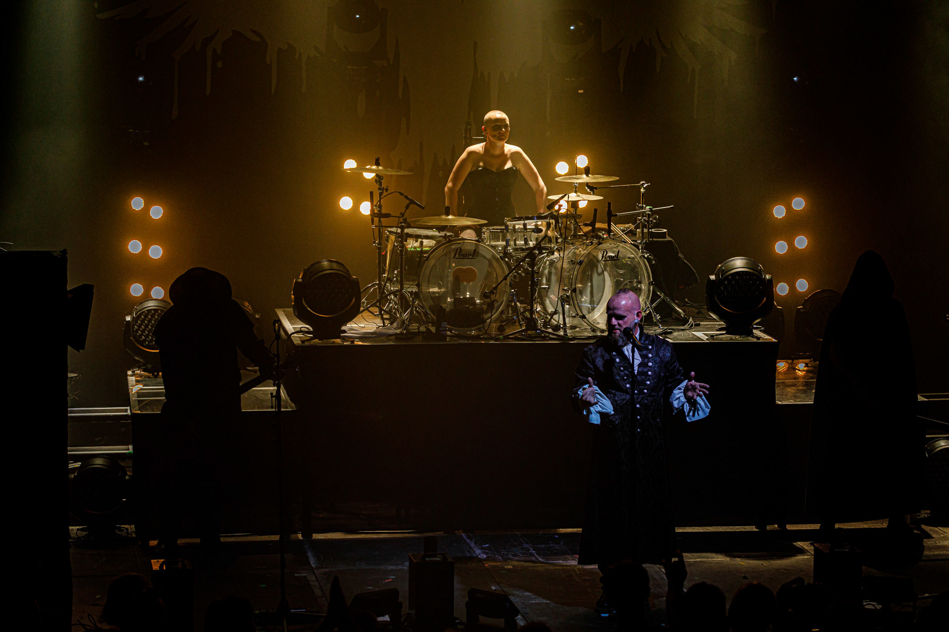 18.06.2022 - Mono Inc. zagrali w warszawskim klubie Progresja.Mono Inc. - niemiecki zespol z Hamburga wykonujący gotyckiego rocka, w składzie:Carl Fornia - git.Katha Mia - drums, Manuel Antoni - bass,Martin Engler - vocal,Gothic, industrial,  alternative, rock.Produkcja Winiary Bookings.fot. Andrzej Wasilkiewicz/kaziq.com