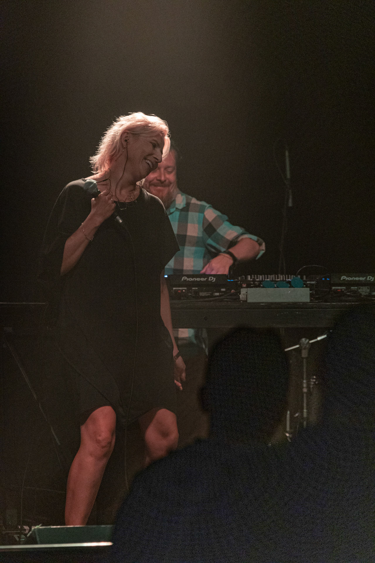 30.08.2022 Fundacja Bezpieczne Niebo wraz z klubem Progresja serdecznie zapraszają na specjalny koncert charytatywny dla Szymona Stankiewicza, który walczy z nowotworem.  KASIA NOWICKA - NOVIKA (wraz z DJ Spox).Od lat jedna z najbardziej aktywnych postaci na polskiej scenie muzycznej.Wokalistka, która początkowo udzielała się w zespole Futro i u boku Smolika, asolowo zadebiutowała w 2006 roku albumem „Tricks Of Life” nominowanym doPaszportu Polityki. Kolejne płyty: „Lovefinder” (2010) i album z remixami „Mixfinder” (2011) zostały nagrodzone Fryderykami w kategorii klubowej. Ostatni solowy album Noviki zatytułowany „Bez Cukru” ukazał się w 2019 roku i zebrał świetne recenzje, a piosenki „Lekko” i „Słabości” często gościły na antenach radiowych. W roku 2021 Novika obchodziła jubileusz 20 lat obecności na scenie i wydała z tej okazji album z nowymi wersjami jej przebojów – Novika 2.0.Chociaż nie gra już jako dj, Novika regularnie występuje wokalnie w klubach w całym kraju w ramach duetu Novika &amp; Mr.Lex. Zagrała na najważniejszych polskich festiwalach (Open’er, FreeForm, Audioriver, Tauron Nowa Muzyka). Od przeszło 15. lat prowadzi również autorskie audycje radiowe. Gościła już na antenach wielu stacji, obecnie prowadzi audycję Lekko w Radiu KAMPUS.Organizacja Progresja i Fundacja Bezpieczne Niebo. fot. Andrzej Wasilkiewicz/kaziq.com