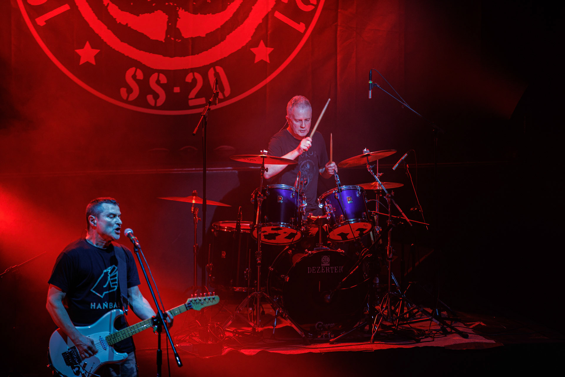 16.11.2021 Dezerter - 40 lecie,koncert Warszawa Palladium. N/z Robert Robal Matera gitara, N/z Krzysiek Grabowski perkusja,Dezerter, SS20, Punk, Punkrock, hardcore, rock.fot. Andrzej Wasilkiewicz/REPORTER