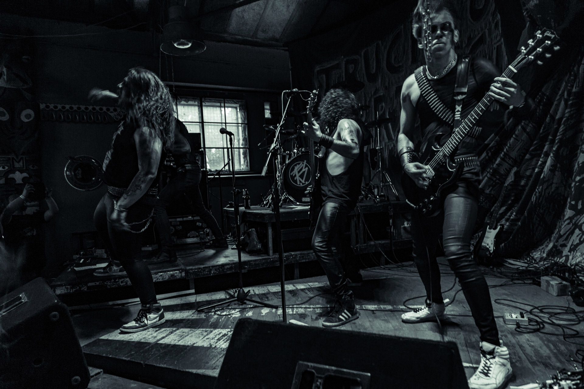 BAGNO (oldschool black/death)w składzie:Krzysiek - wokalKuba - gitaraThrasher - gitara Kacper - bassMaciek - garyDestrukcja i zgnilizna, wszystko czego nie chcesz usłyszeć a i tak się pojawisz, Druga fala dobrej muzy z Rzeszowa, bo pierwsza skończyła się w latach 90.Produkcja Left Hand Soundsfot. Andrzej Wasilkiewicz/kaziq.com