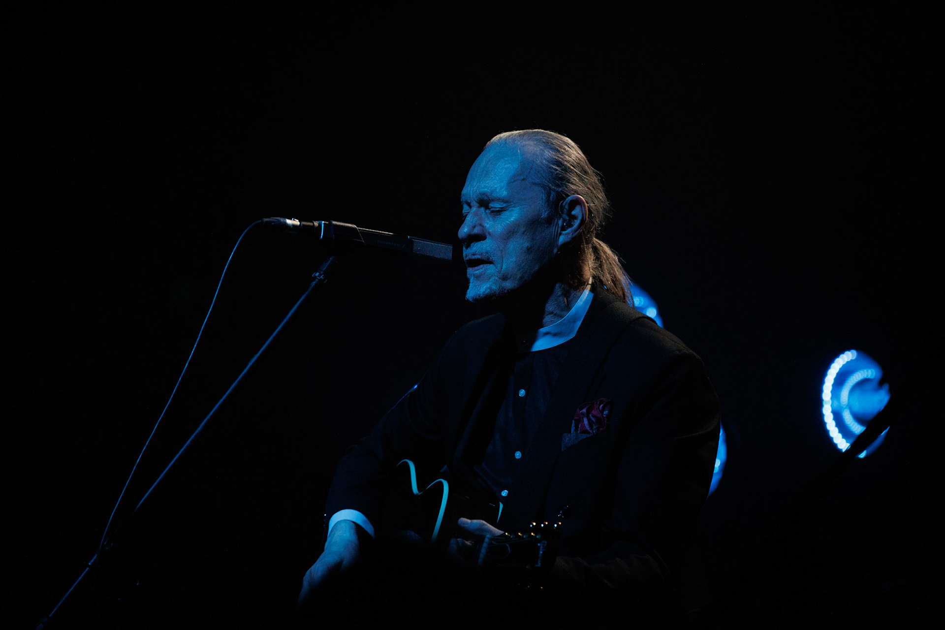 22.01.2022 koncert Me And That Man w Warszawie,Klub Progresja,n/z John Porter - gitara, wokal, Nergal znany jest z szerokich horyzontow muzycznych. Lider Behemoth nigdy nie kryl swojej sympatii do lzejszej, klimatycznej muzyki, spod znaku country, folku, bluesa. Dowodem jest zespol Me And That Man.Fot. Andrzej Wasilkiewicz/Reporter