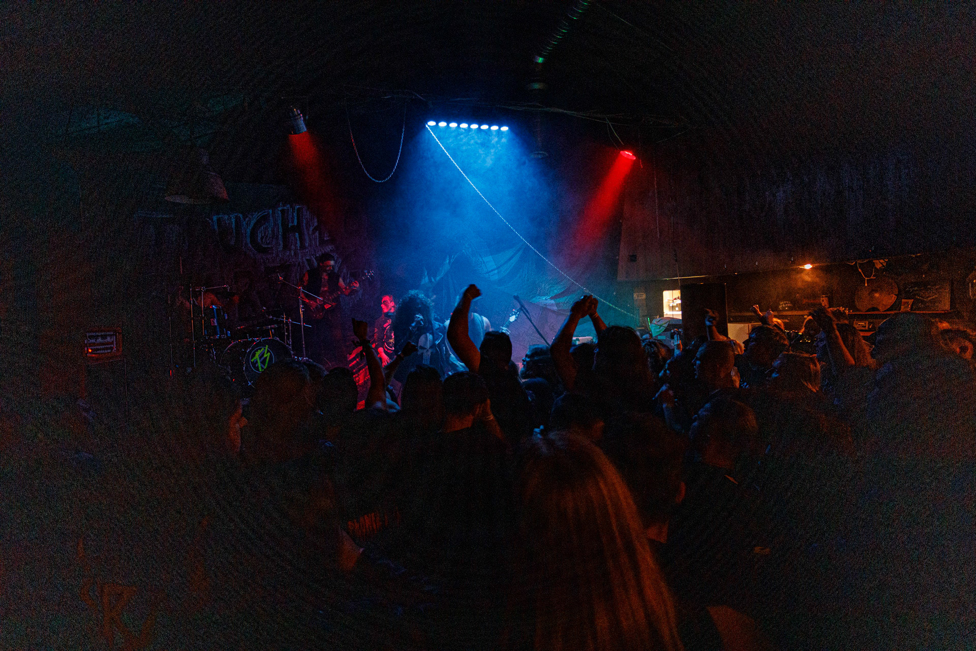 TRUCHŁO STRZYGI (black punk), Gwiezdny Demon - release show,w składzie:Gambit - wokalP. - gitara/wokalAlkatraz - gitara/wokalKaczor - garyMadness - bass/wokalPanass - bass/wokalGolem - nosferatu/wokalCzarownice - tba/wokalChłopaki z baraków polskiego metalu, rozpędzona maszyna do robienia grubego melanżu, gwiezdne trupy, kreatury obrzydlistwa i martwi decydenci podziemia. Prawdopodobnie pierwszy i ostatni raz zagrają całego Demona na żywo, a Ty mordeczko będziesz miał o czym kolegom przy wódce opowiadać.Produkcja Left Hand Soundsfot. Andrzej Wasilkiewicz/kaziq.com