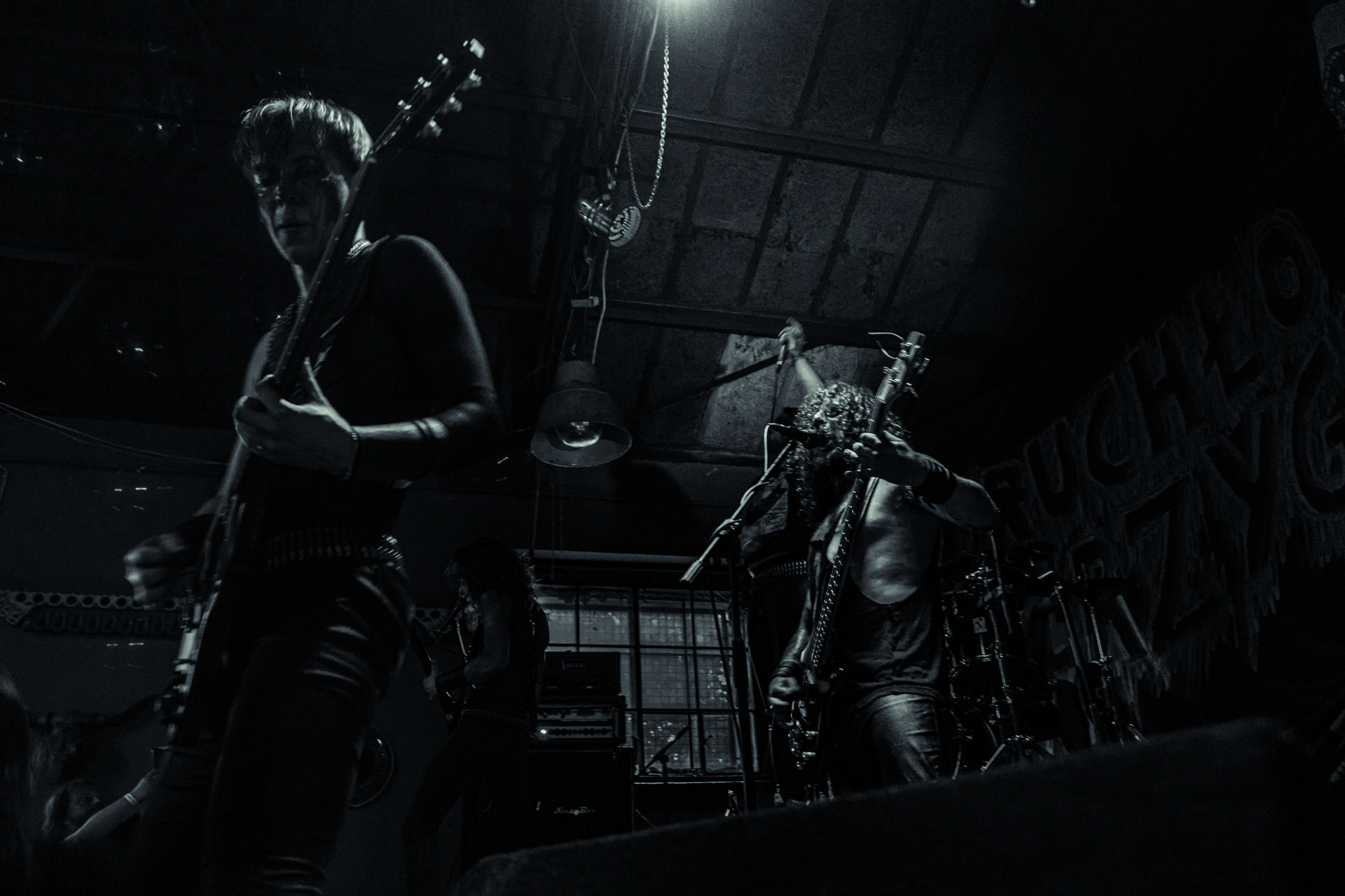 BAGNO (oldschool black/death)w składzie:Krzysiek - wokalKuba - gitaraThrasher - gitara Kacper - bassMaciek - garyDestrukcja i zgnilizna, wszystko czego nie chcesz usłyszeć a i tak się pojawisz, Druga fala dobrej muzy z Rzeszowa, bo pierwsza skończyła się w latach 90.Produkcja Left Hand Soundsfot. Andrzej Wasilkiewicz/kaziq.com