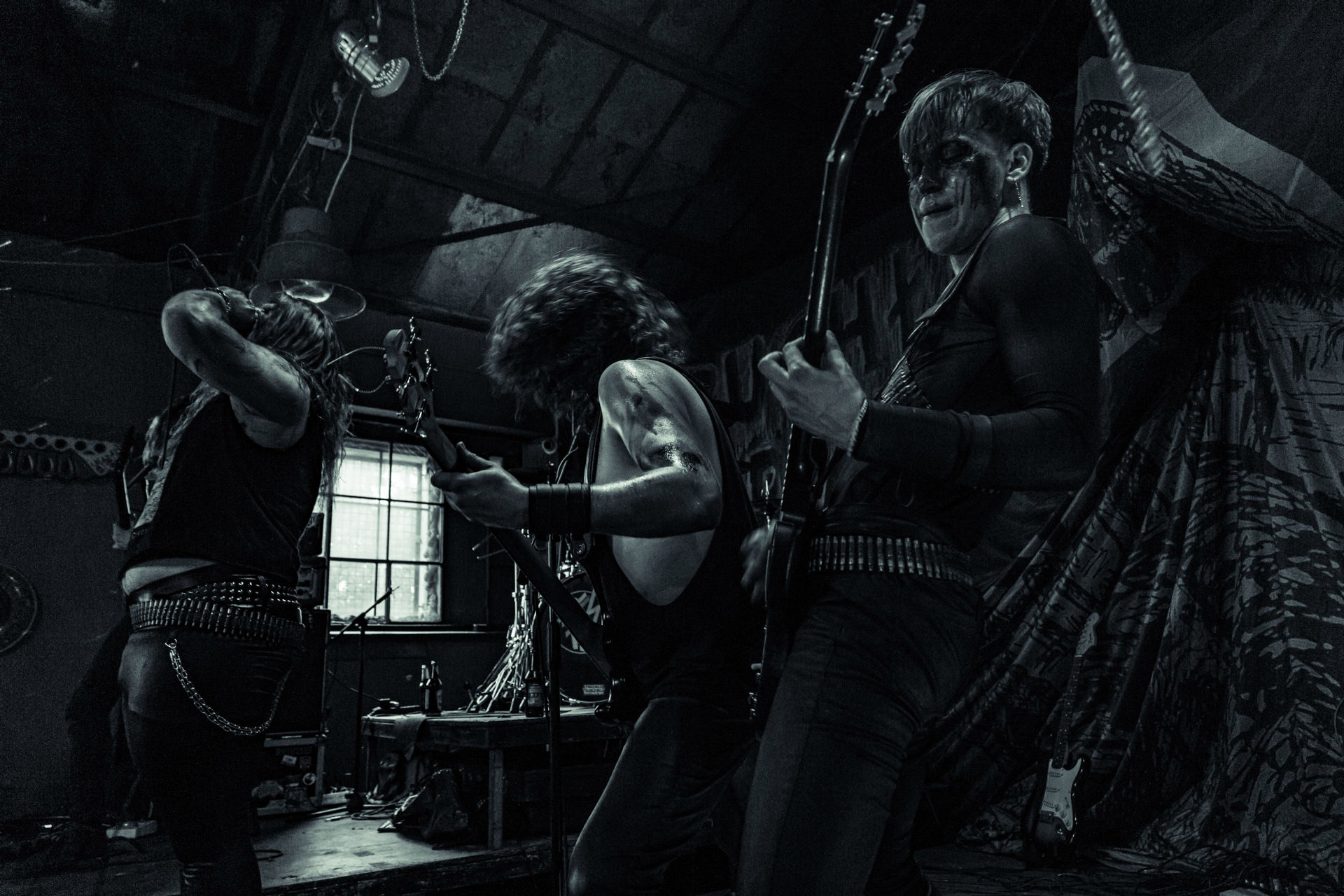 BAGNO (oldschool black/death)w składzie:Krzysiek - wokalKuba - gitaraThrasher - gitara Kacper - bassMaciek - garyDestrukcja i zgnilizna, wszystko czego nie chcesz usłyszeć a i tak się pojawisz, Druga fala dobrej muzy z Rzeszowa, bo pierwsza skończyła się w latach 90.Produkcja Left Hand Soundsfot. Andrzej Wasilkiewicz/kaziq.com