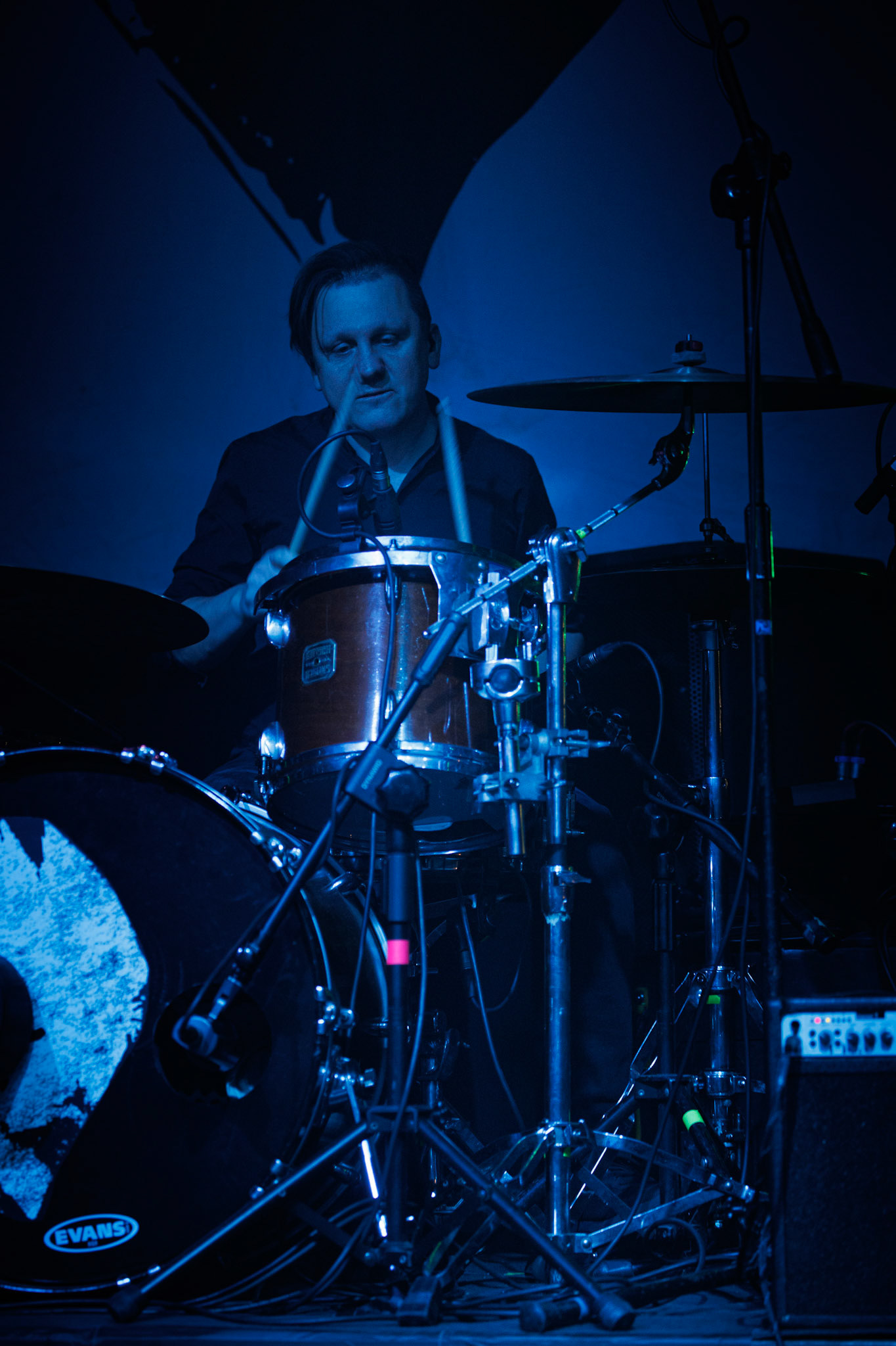 22.01.2022 koncert Me And That Man w Warszawie,Klub Progresja,n/z Lukasz Kumanski - perkusja, Nergal znany jest z szerokich horyzontow muzycznych. Lider Behemoth nigdy nie kryl swojej sympatii do lzejszej, klimatycznej muzyki, spod znaku country, folku, bluesa. Dowodem jest zespol Me And That Man.Fot. Andrzej Wasilkiewicz/Reporter