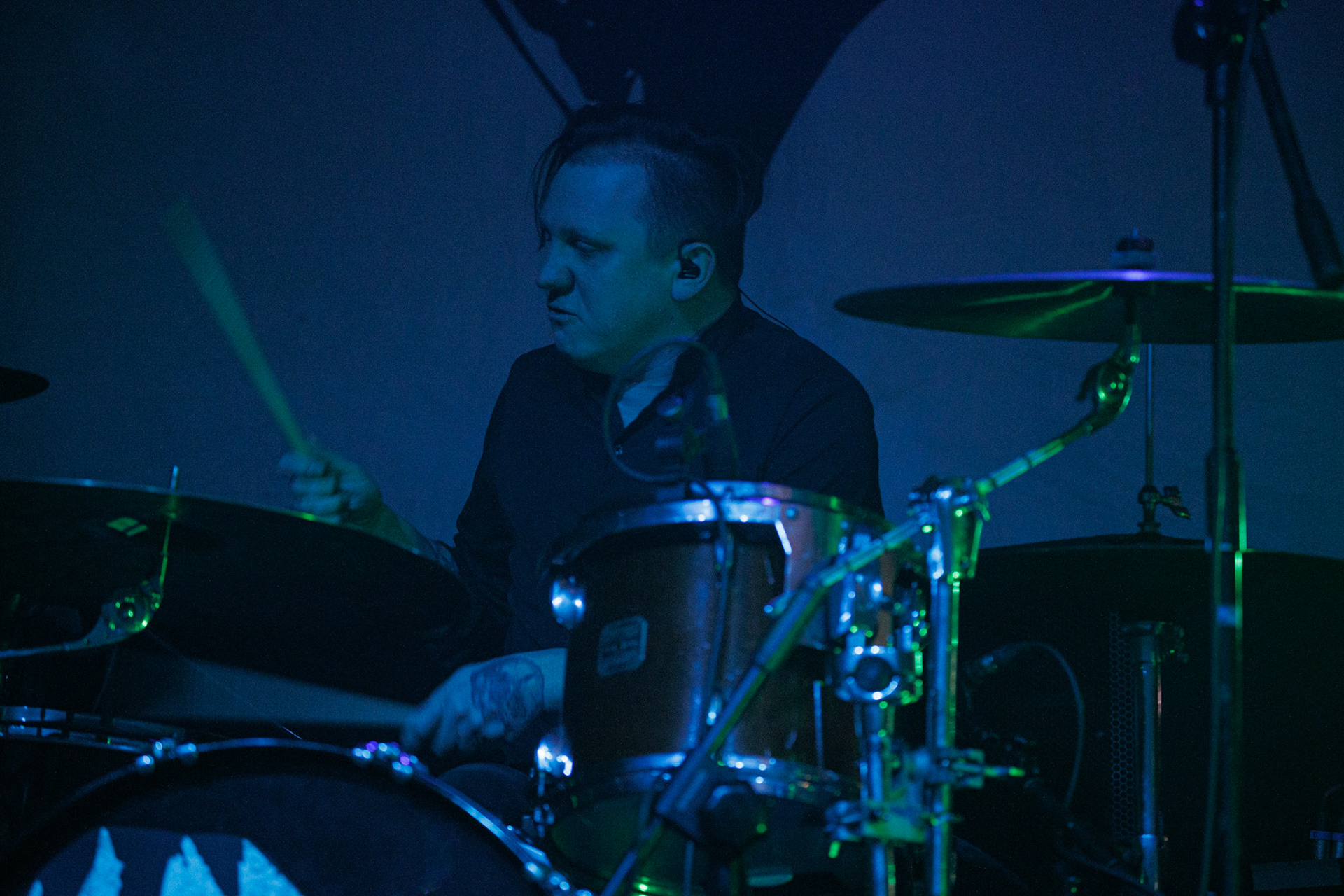 22.01.2022 koncert Me And That Man w Warszawie,Klub Progresja,n/z Lukasz Kumanski - perkusja, Nergal znany jest z szerokich horyzontow muzycznych. Lider Behemoth nigdy nie kryl swojej sympatii do lzejszej, klimatycznej muzyki, spod znaku country, folku, bluesa. Dowodem jest zespol Me And That Man.Fot. Andrzej Wasilkiewicz/Reporter