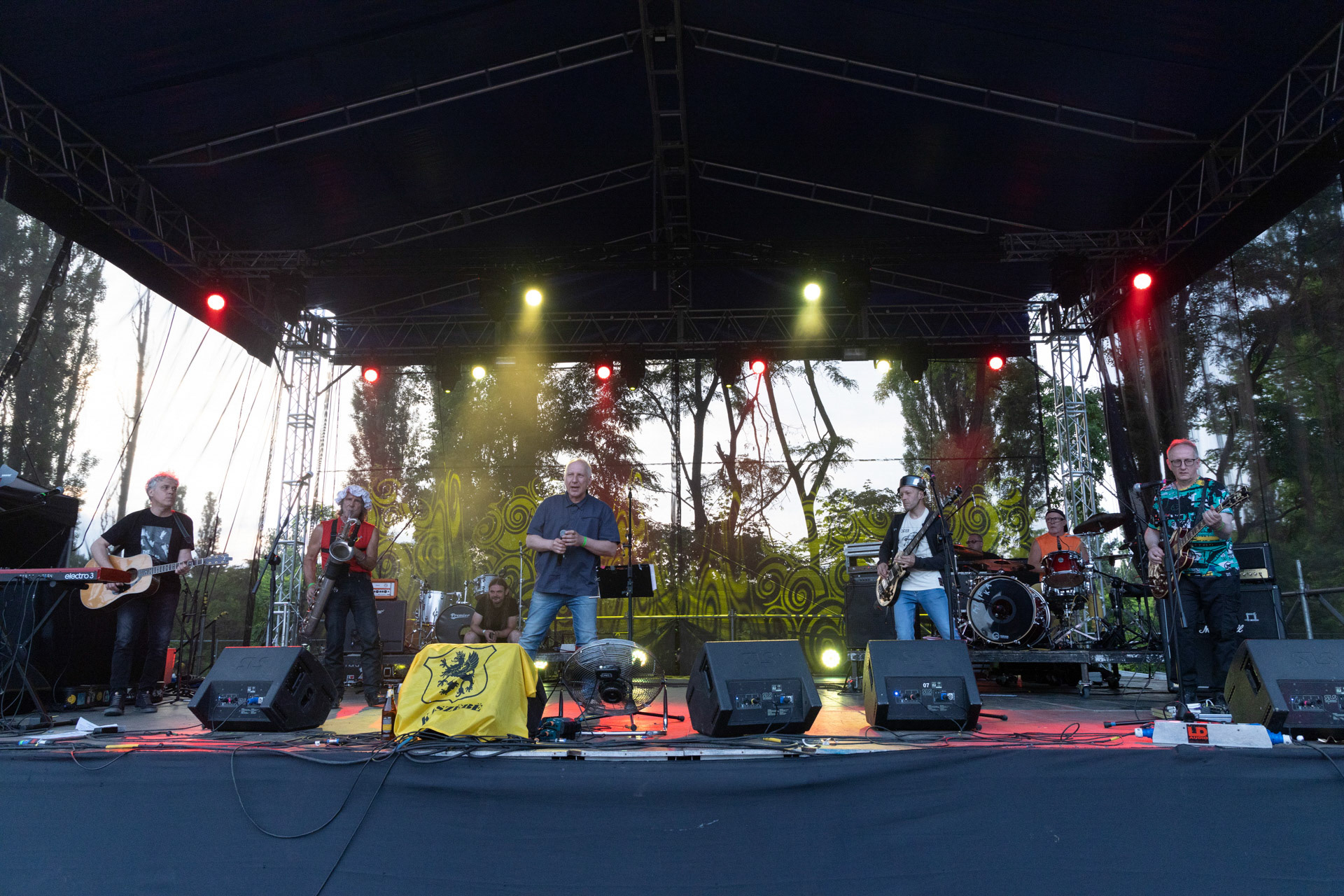 Elektryczne Gitary - koncert Zacieralia w warszawskiej Progresji.Gramy Do Woli - Warszawa, Progresja.Kuba Sienkiewicz - wokal,Piotr Łojek – instrumenty klawiszowe, gitary,Tomasz Grochowalski – gitara basowa,Aleksander Korecki – saksofon, flet, instrumenty perkusyjne,Leon Paduch – perkusja,Jacek Wąsowski – gitara prowadząca,Fot. Andrzej Wasilkiewicz/Reporter