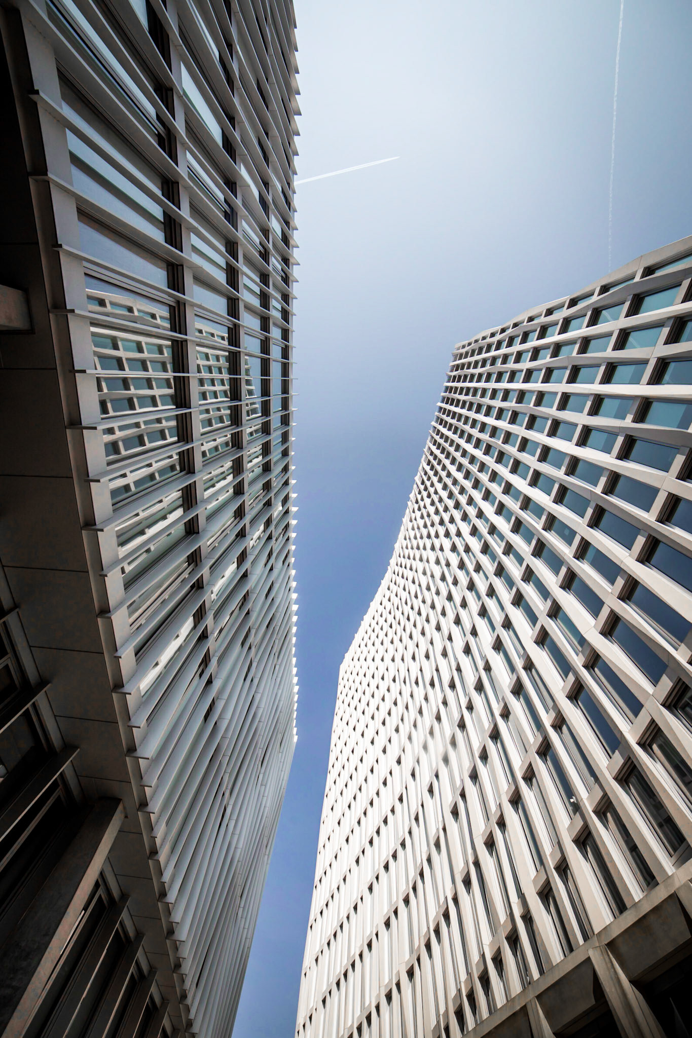Seinen Namen verdankt das Gebäude Jean Monnet, einem der „Väter“ der europäischen Einigung. Das Bürogebäude Monnet 4 symbolisiert im neuen Zentrum Berlins die Realität gewordene Vision der Baumeister Europas. Die Architektur für das Monnet 4 in der Europacity stammt von den Berliner Architekten Barkow Leibinger. Der Entwurf nimmt die Architektursprache des benachbarten TOUR TOTAL auf und behauptet gleichzeitig durch die Materialwahl der Fassade seine Eigenständigkeit.