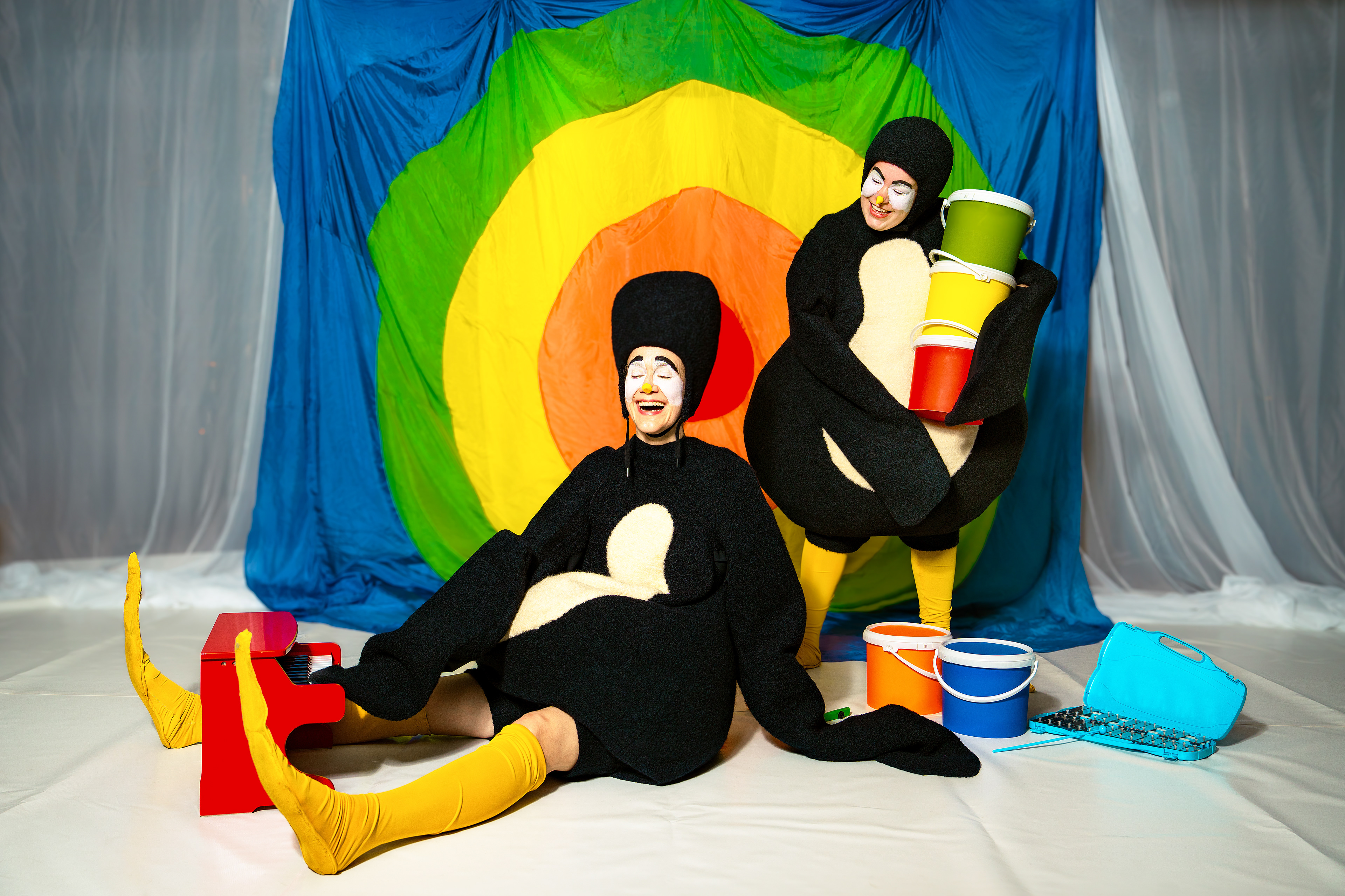 Poster for the play "Unni og Gunni målar" by Anna R. Folkestad