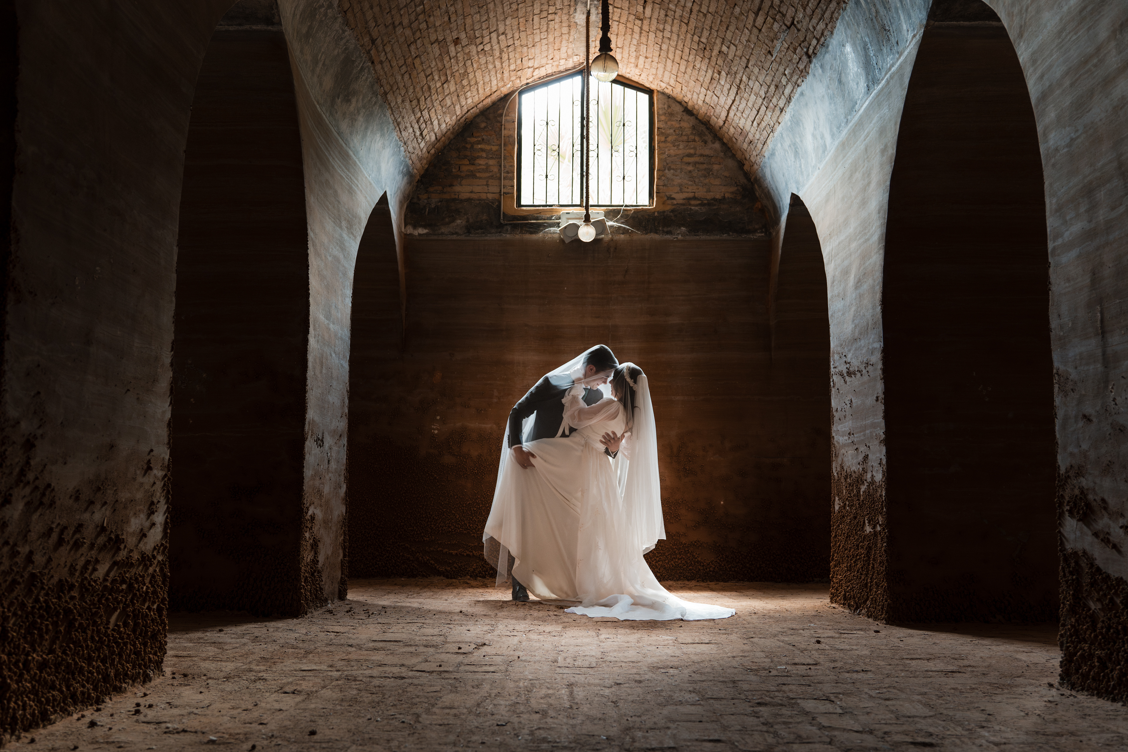 novios bajo la luz de la ventana en la Casa de las Aguas en Cartagena 