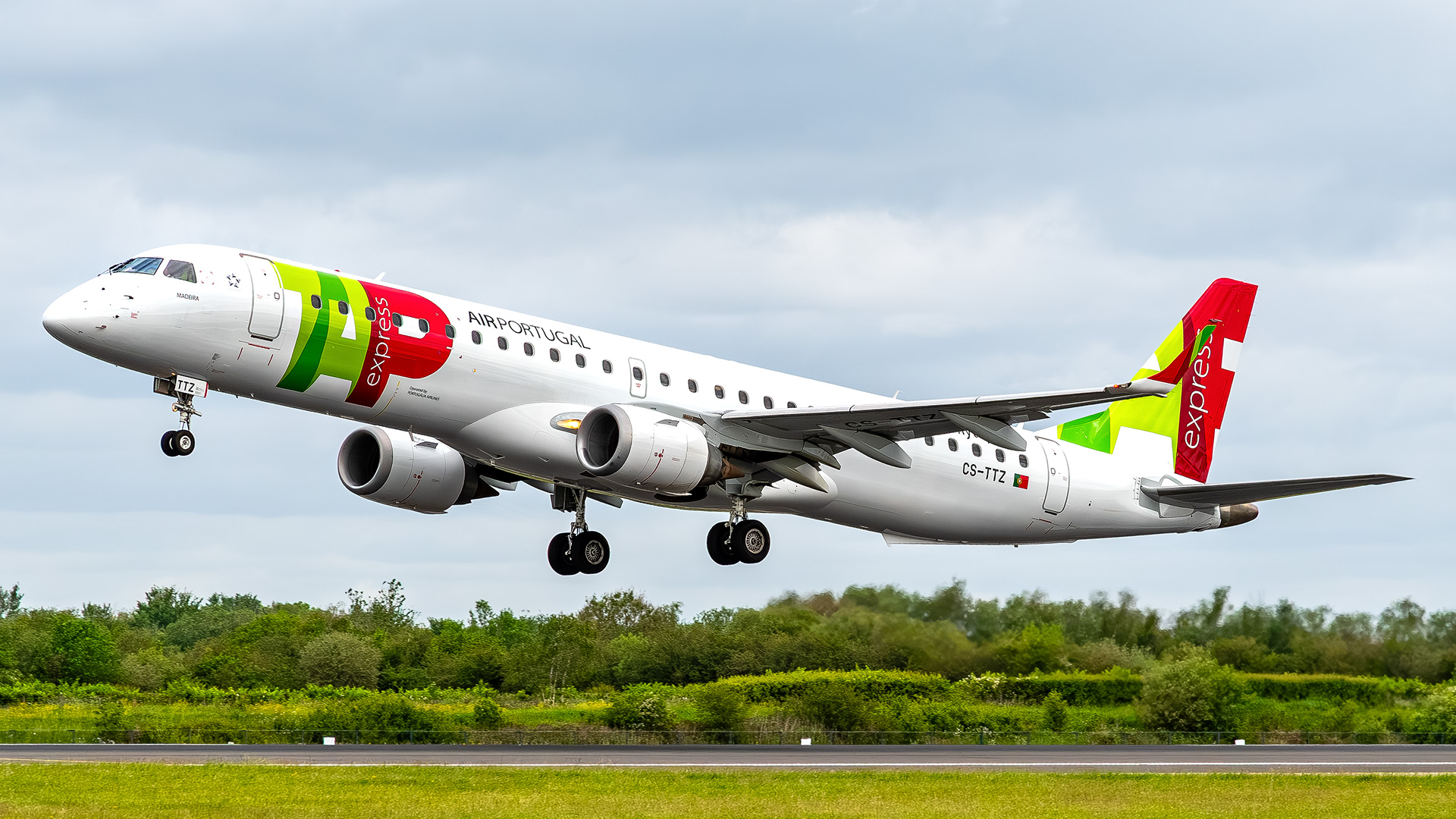 TAP Express - Embraer E195 - CS-TTZ (TAP11EG)