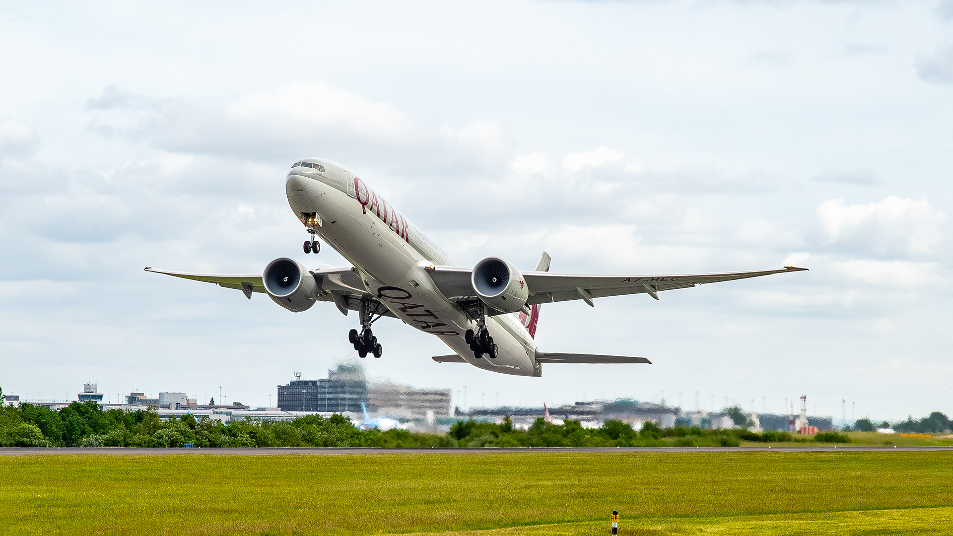 Qatar Airways - Boeing 777-300ER - A7-BEC (QTR69N)