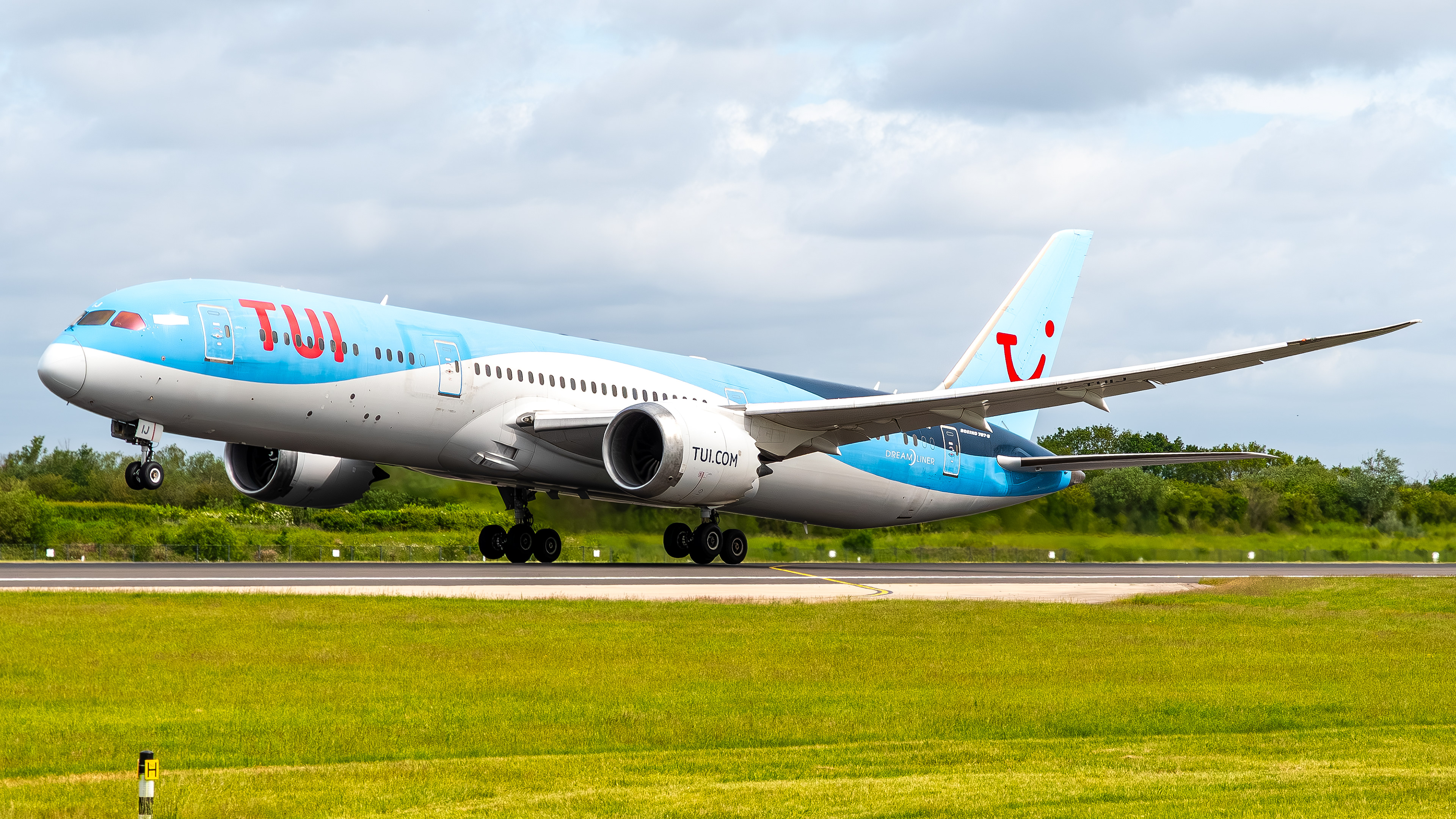 TUI - Boeing 787-9 - G-TUIJ (TOM128)