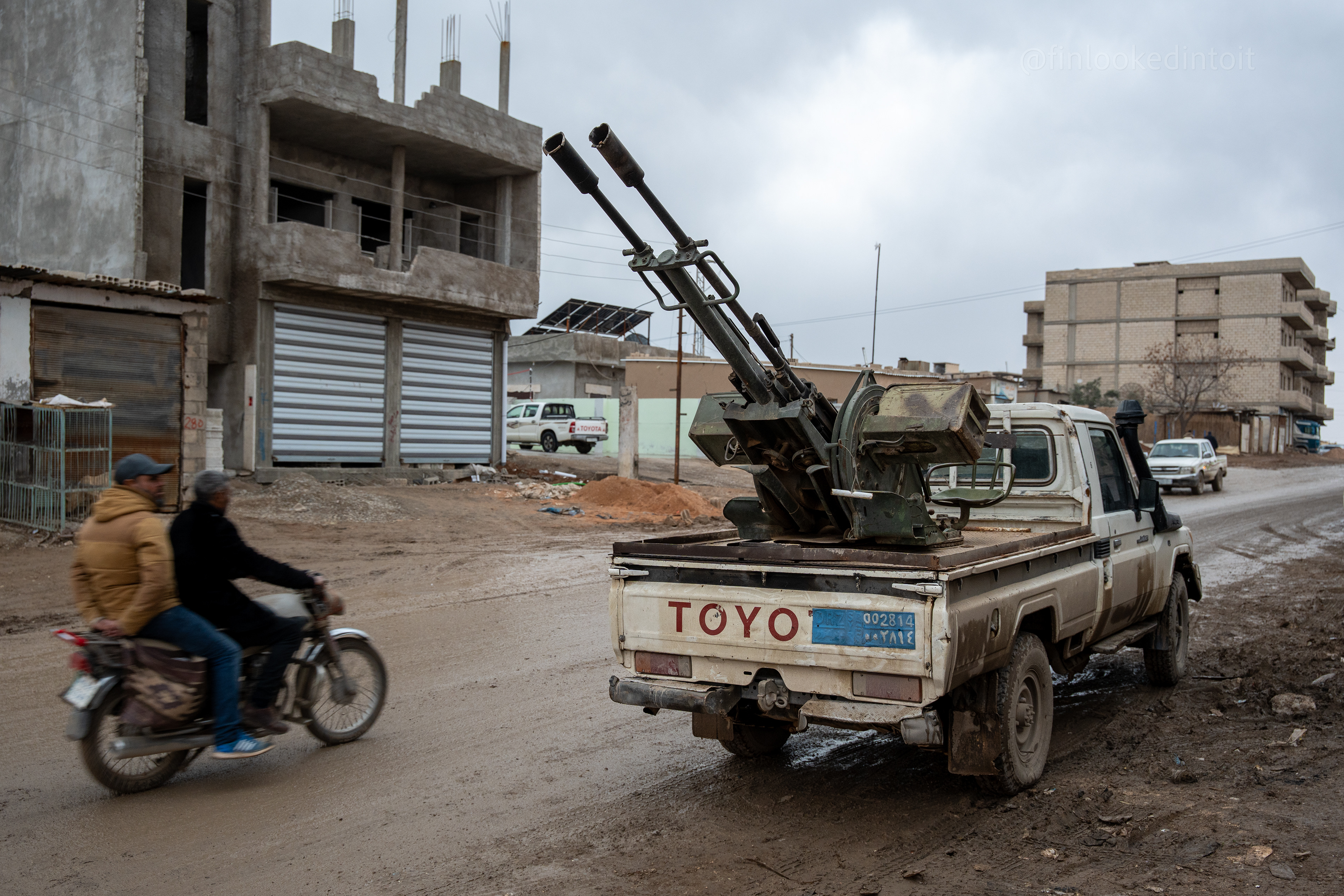 Kurdish fighters behind near the frontlines of Rojava, north-eastern Syria, on the last day before the SDF signed an integration deal with the Syrian government. 01/30/2026